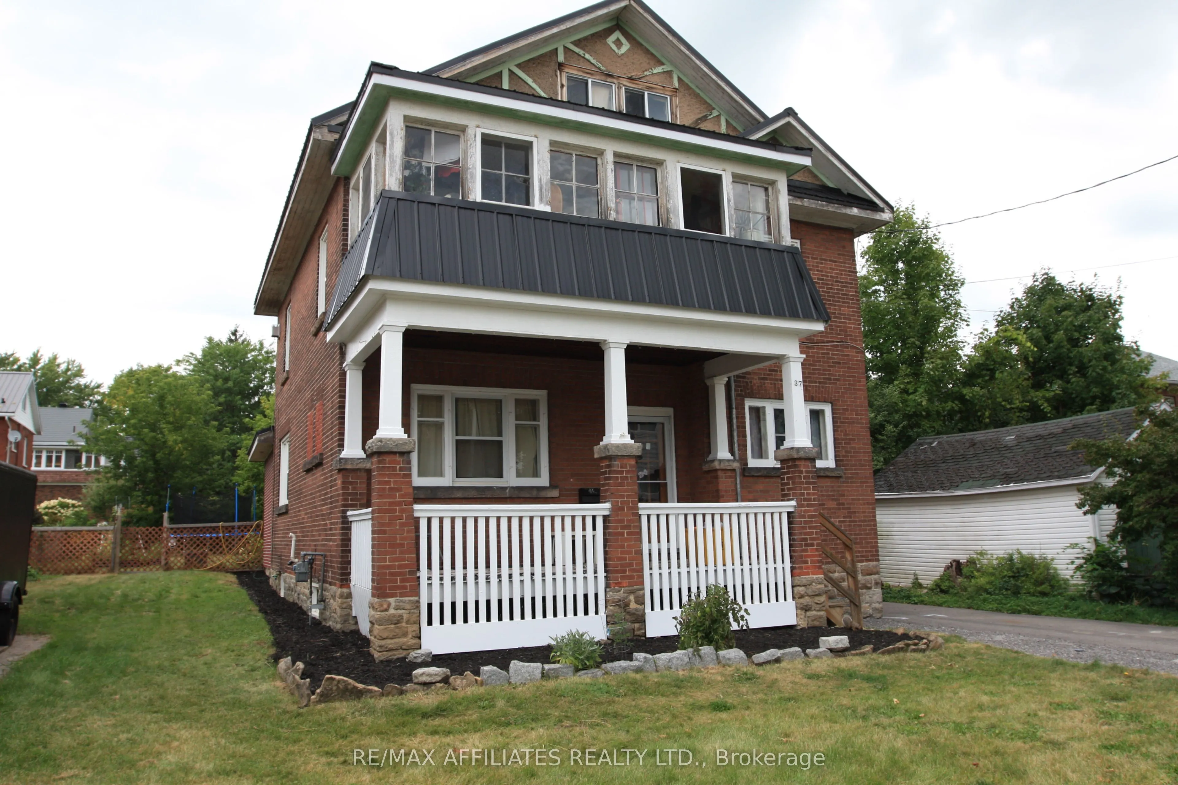 37 Mcgill Street S