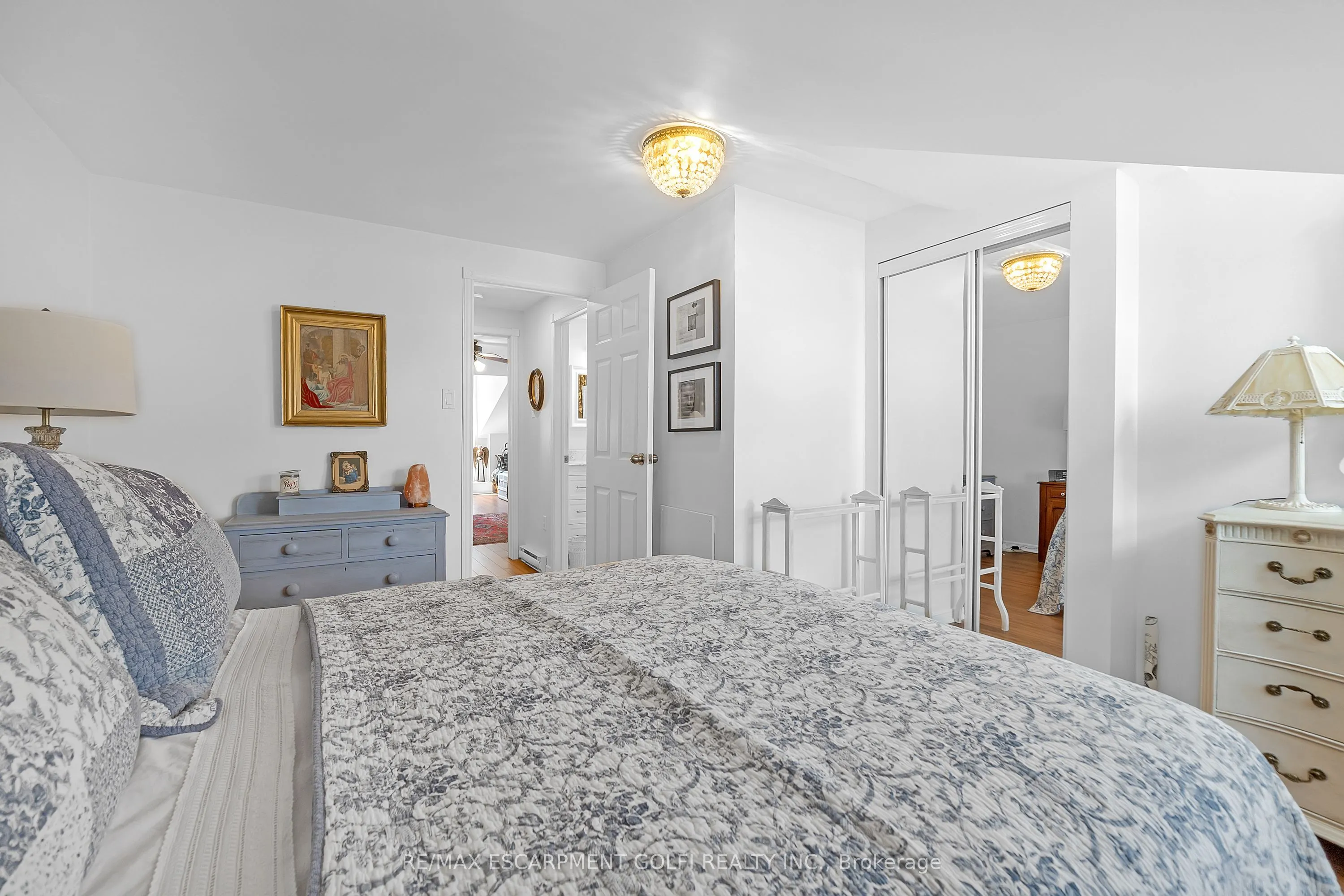 23 MACAULAY Street W, #3