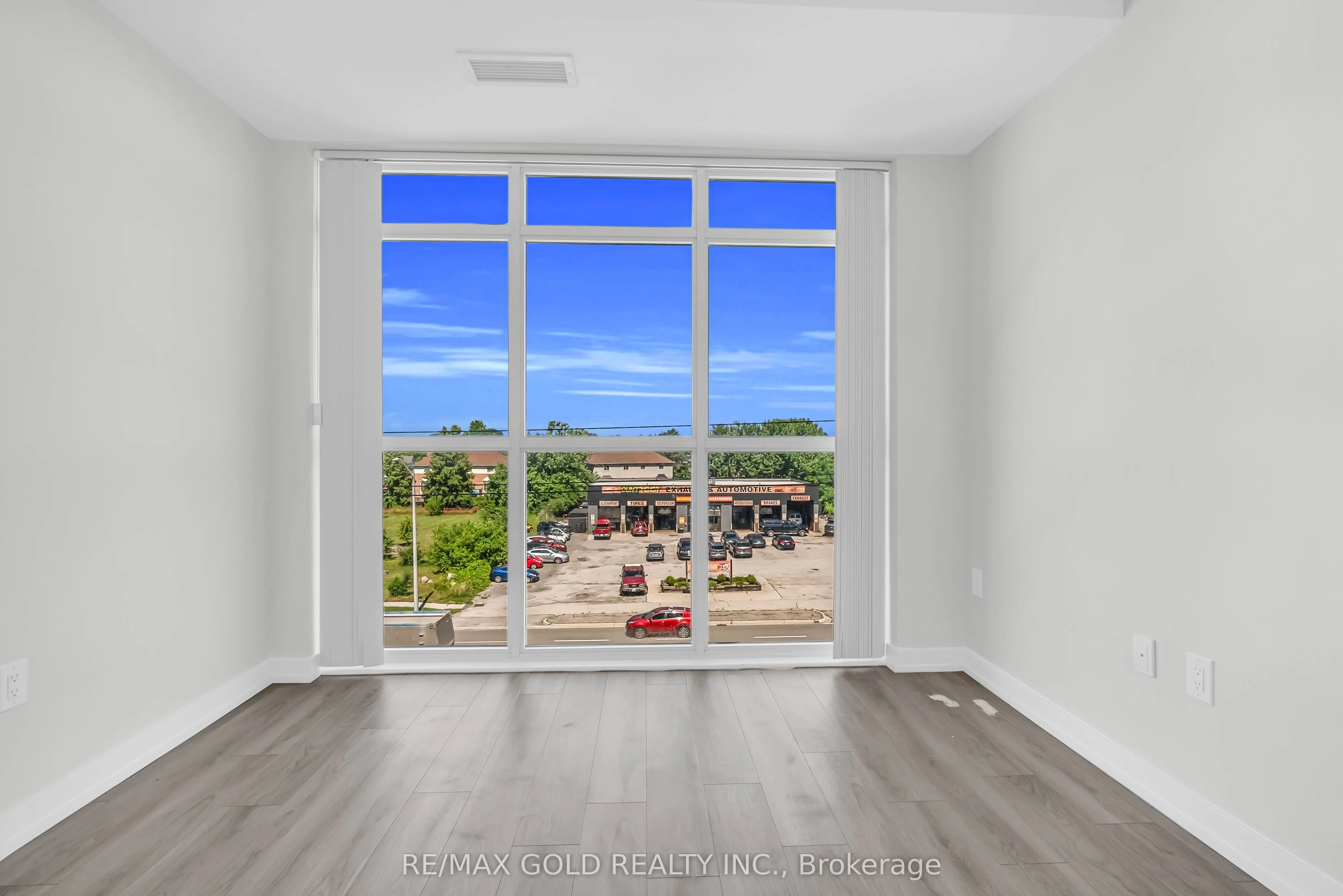 460 DUNDAS Street E, #402