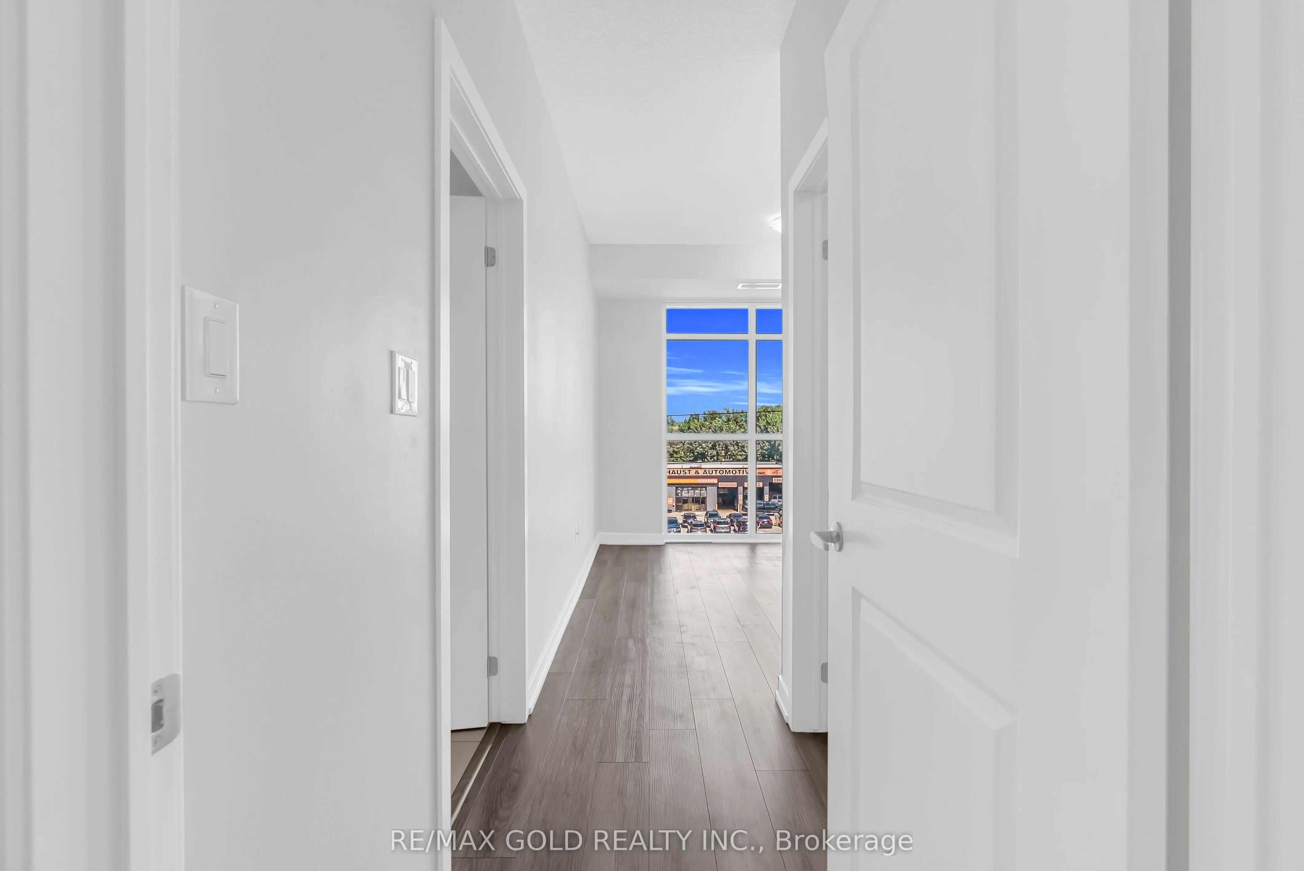 460 DUNDAS Street E, #402
