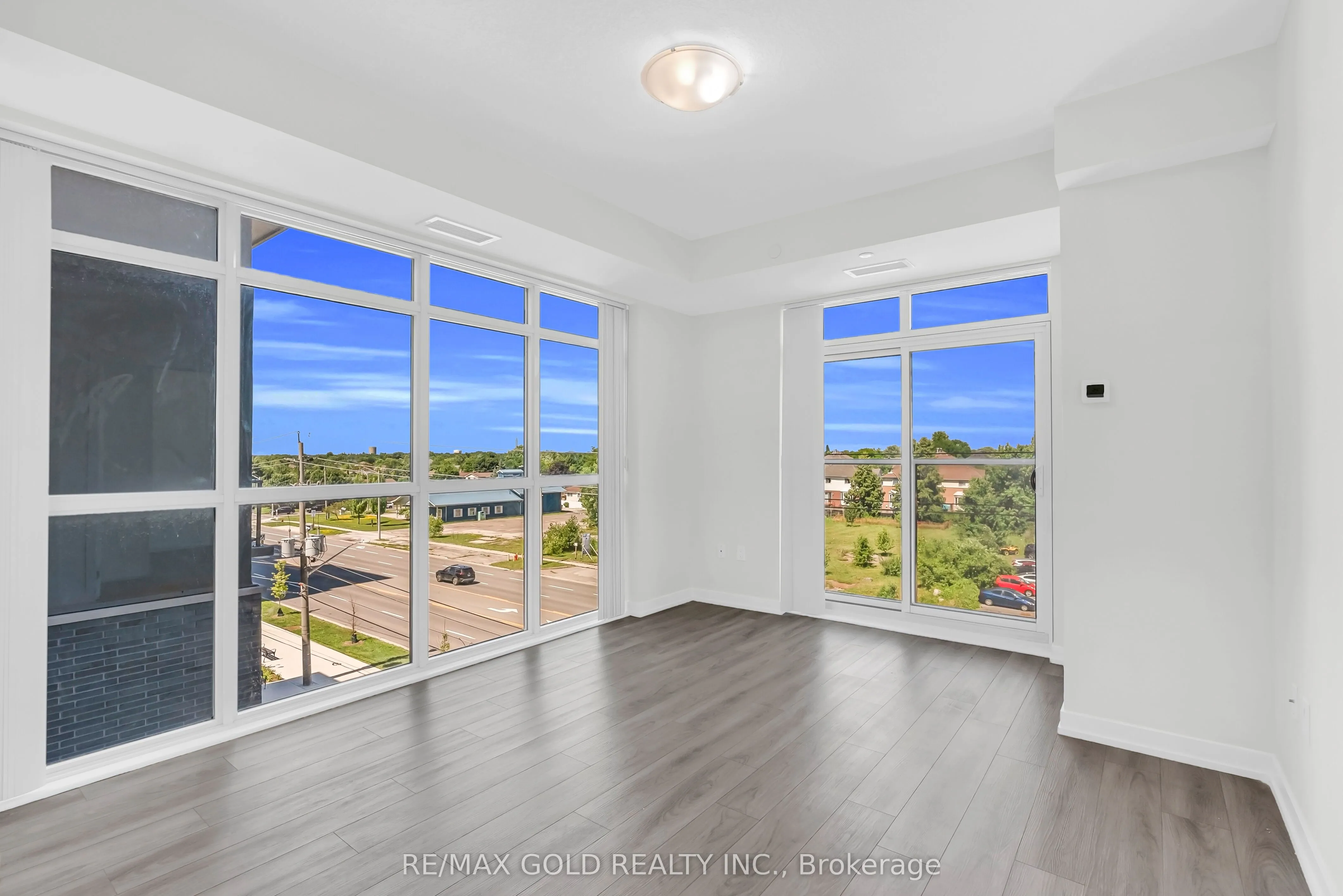 460 DUNDAS Street E, #402