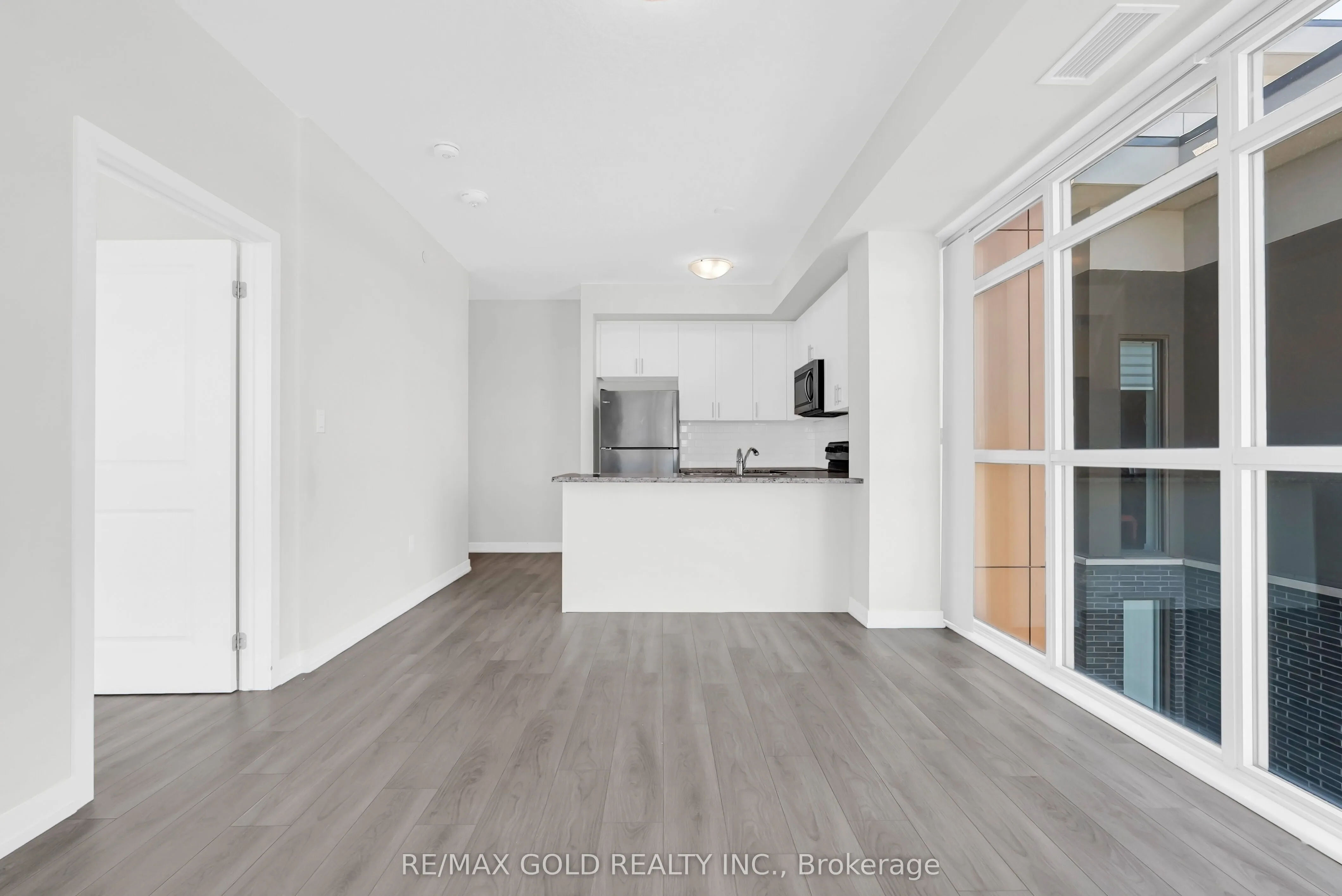 460 DUNDAS Street E, #402
