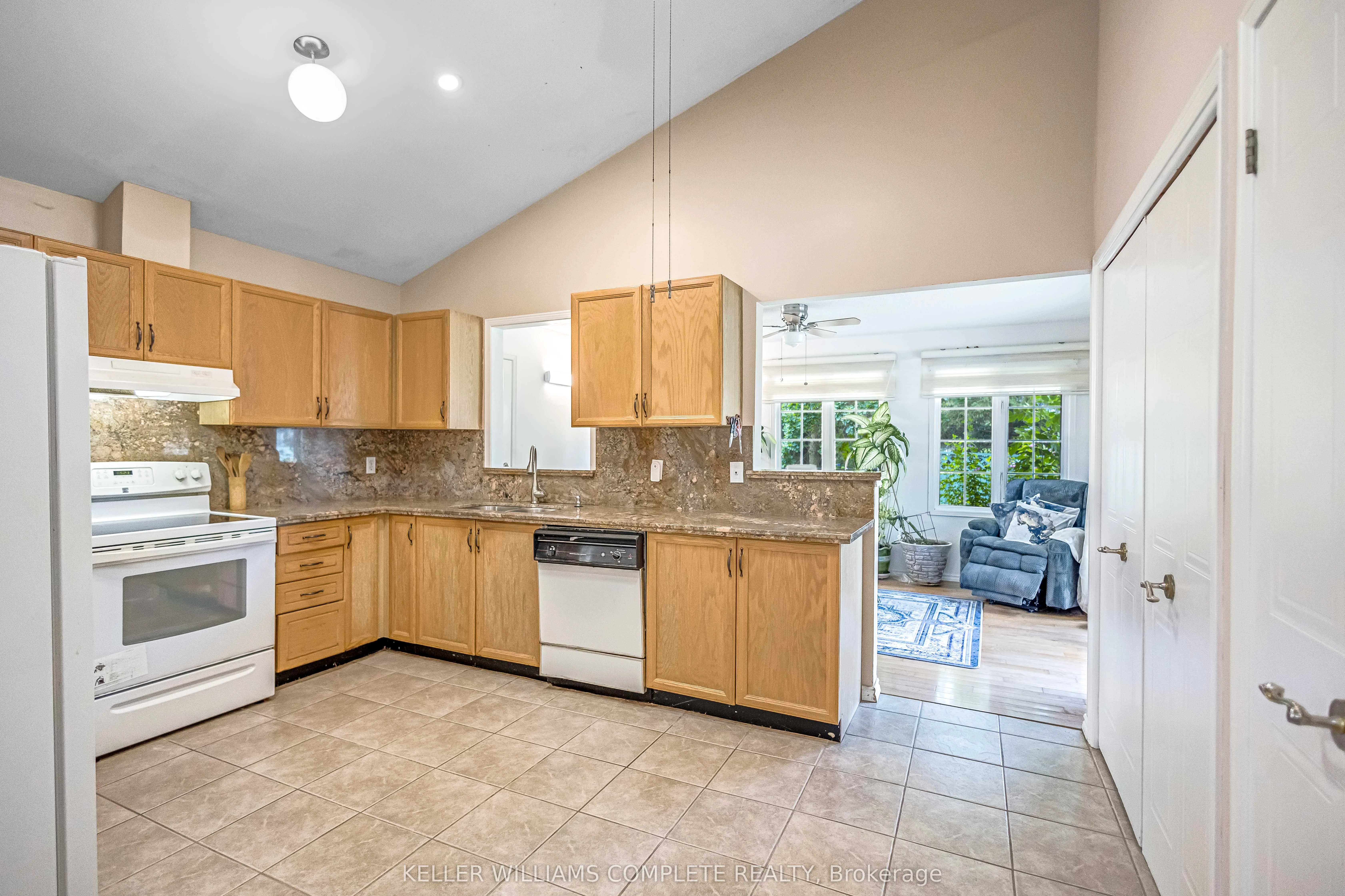 375 SILVERBIRCH Boulevard, #33