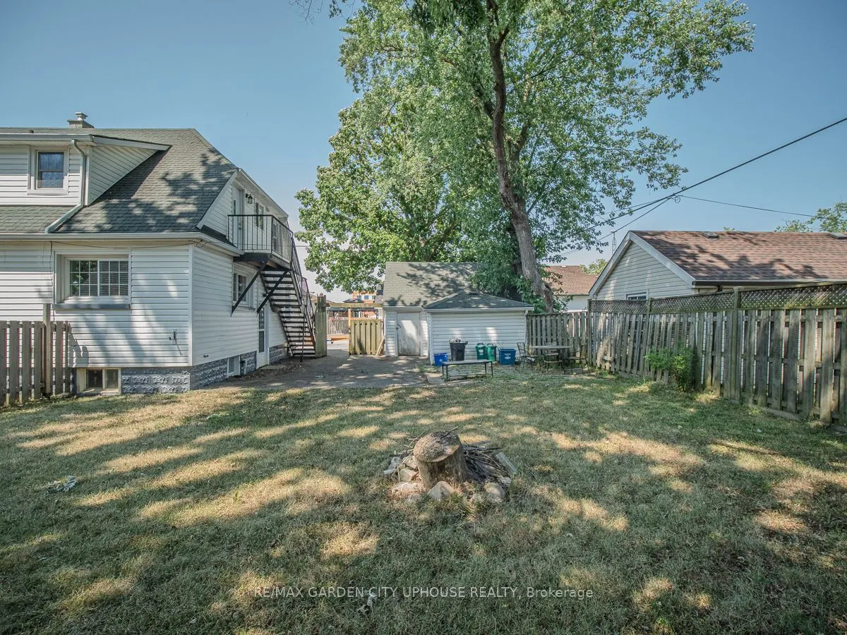 22 LYONS Avenue