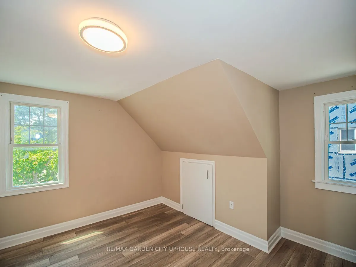 22 LYONS Avenue