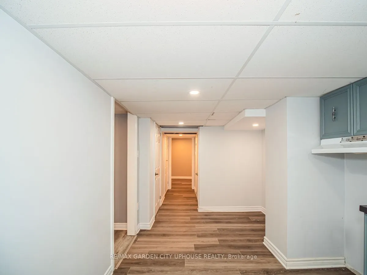 22 LYONS Avenue