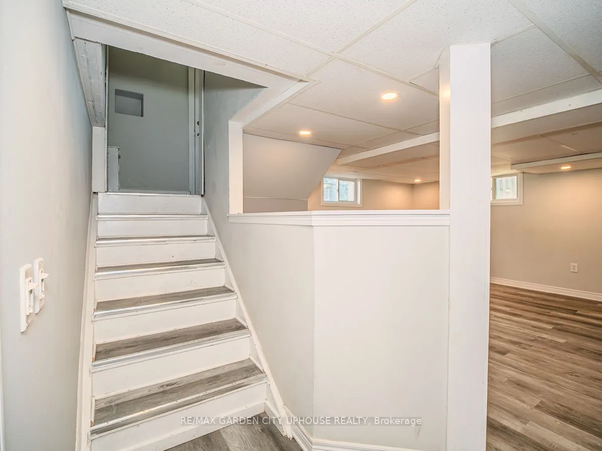 22 LYONS Avenue