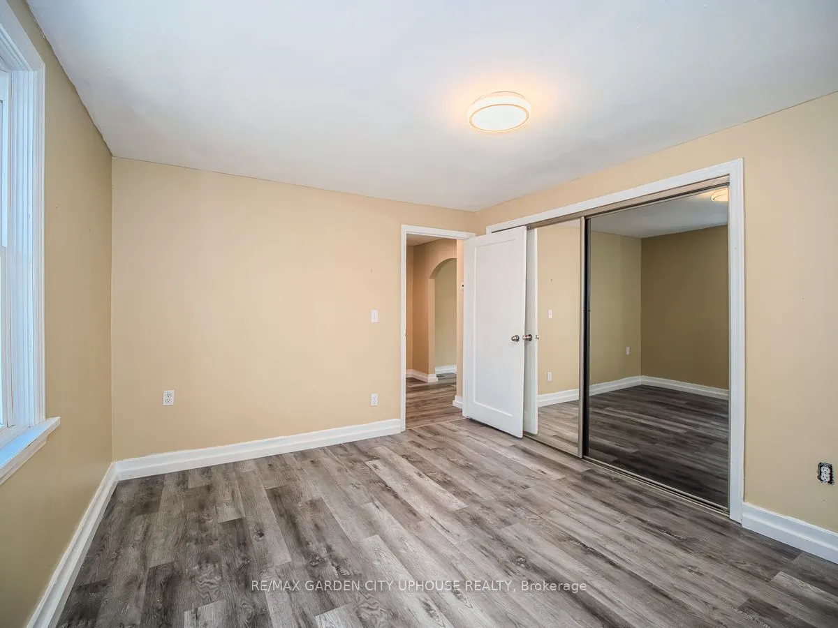 22 LYONS Avenue