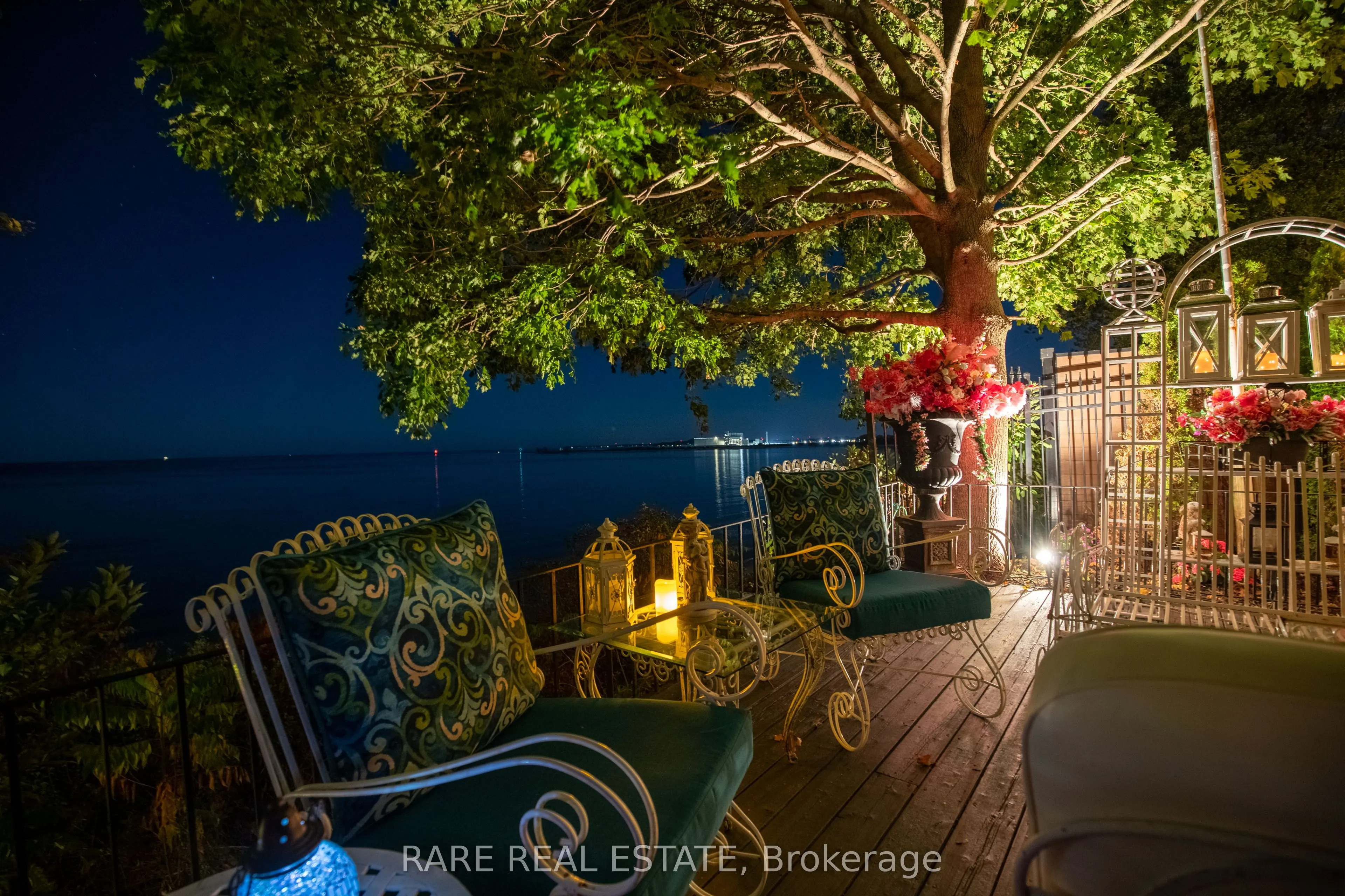 735 Lakeshore Road E