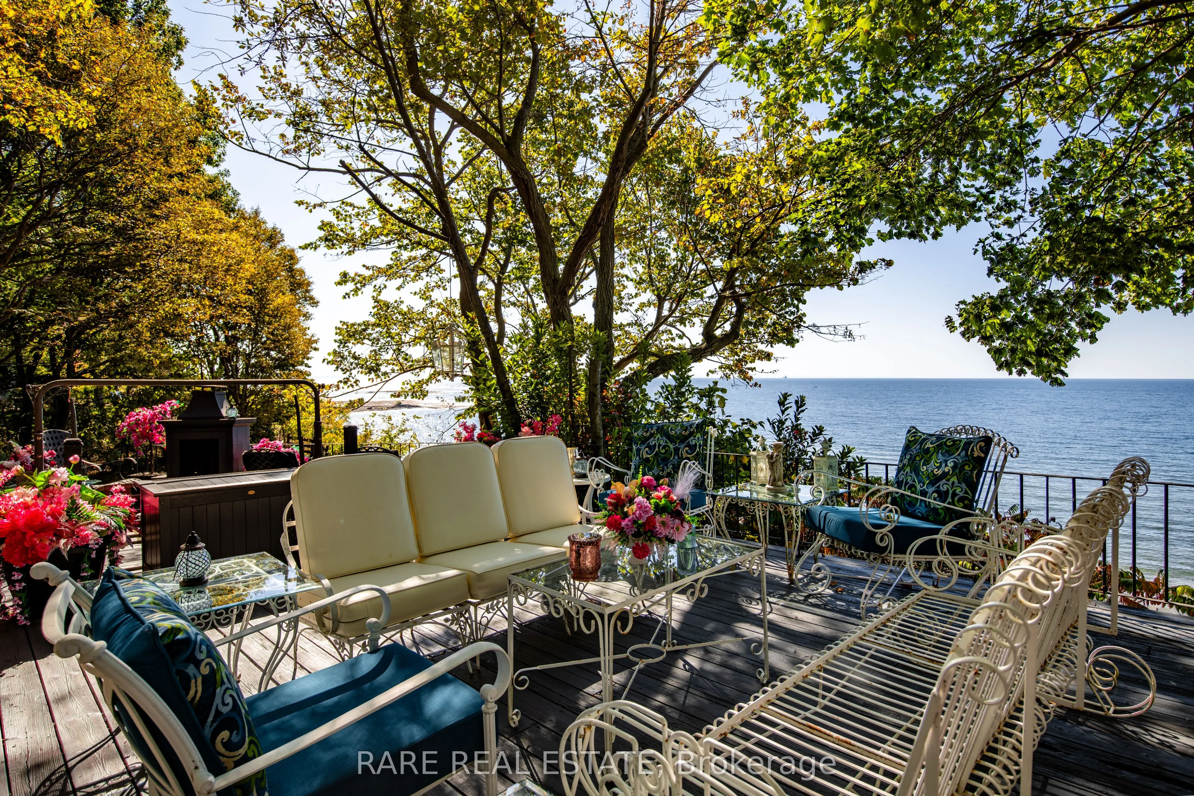 735 Lakeshore Road E