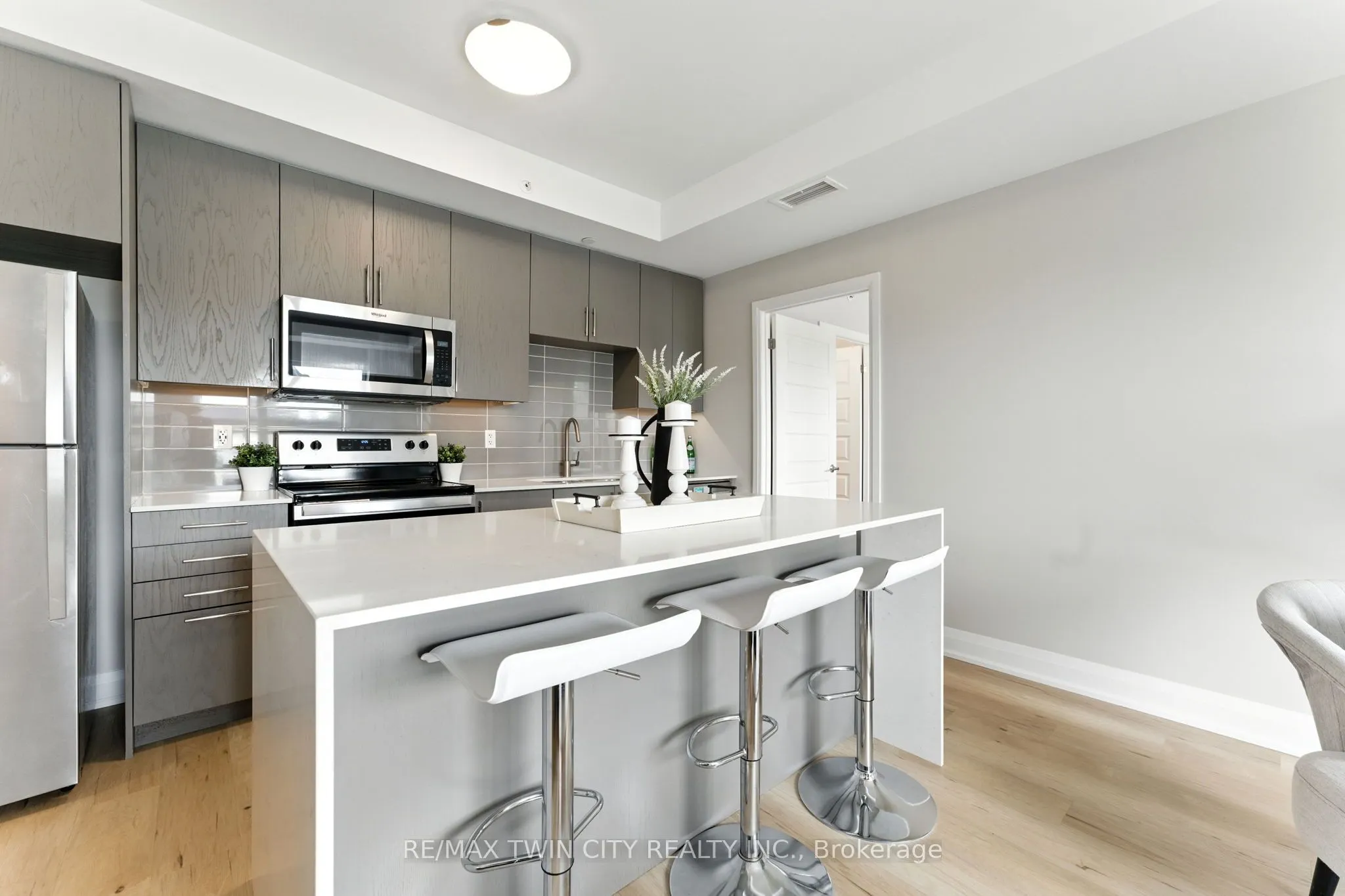 88 Gibson Street, #403