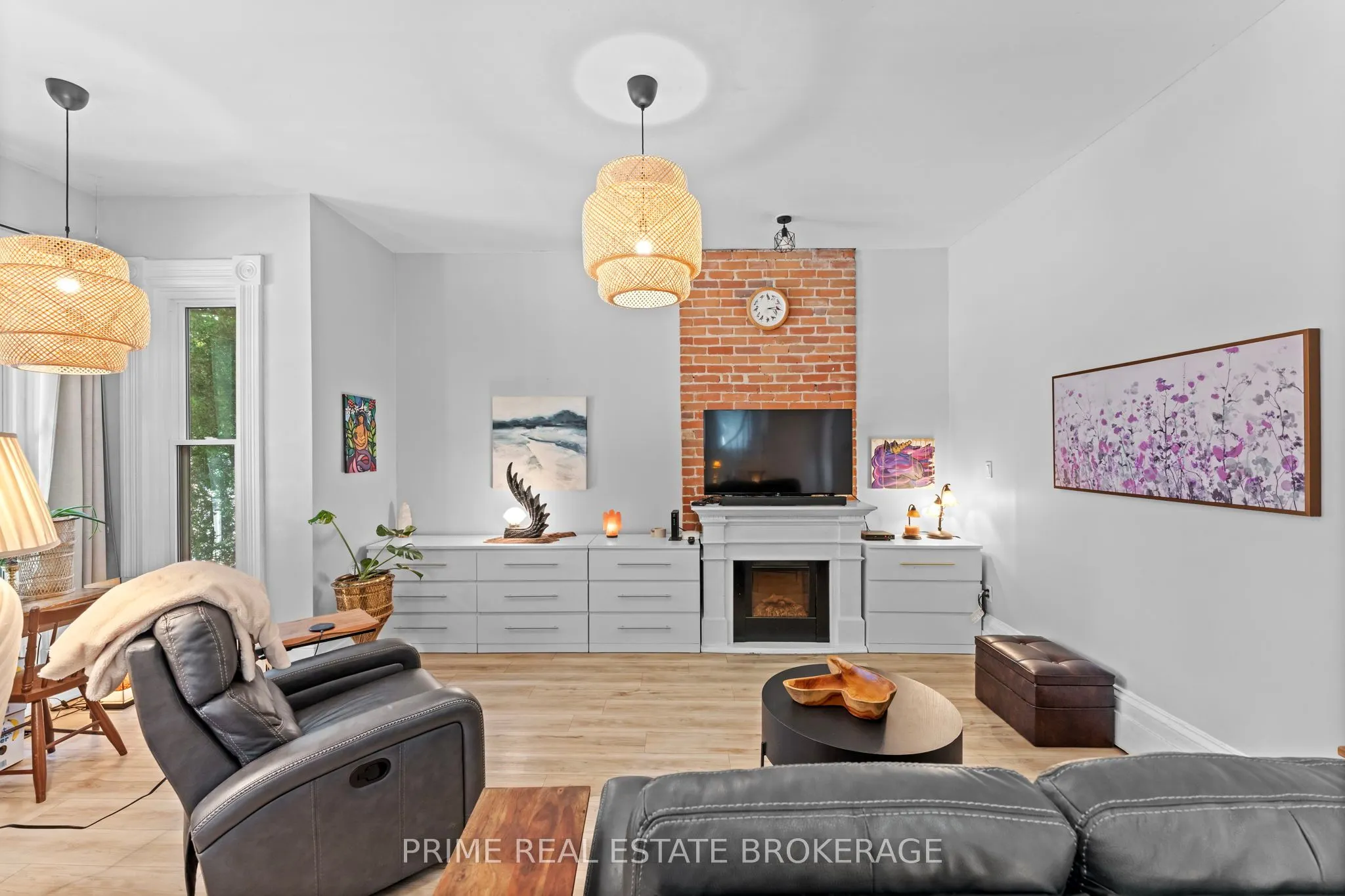 11 Maple Street W