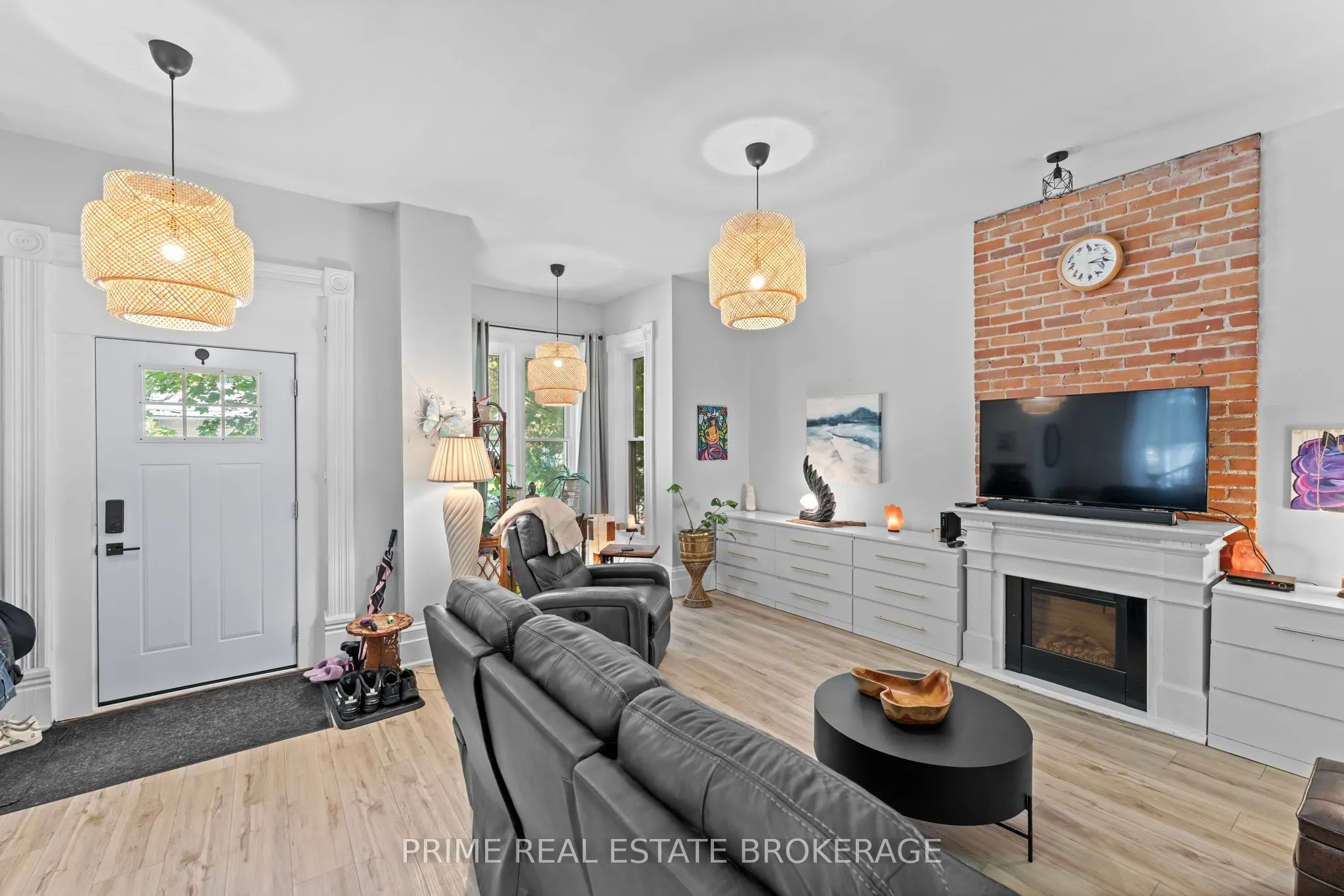 11 Maple Street W