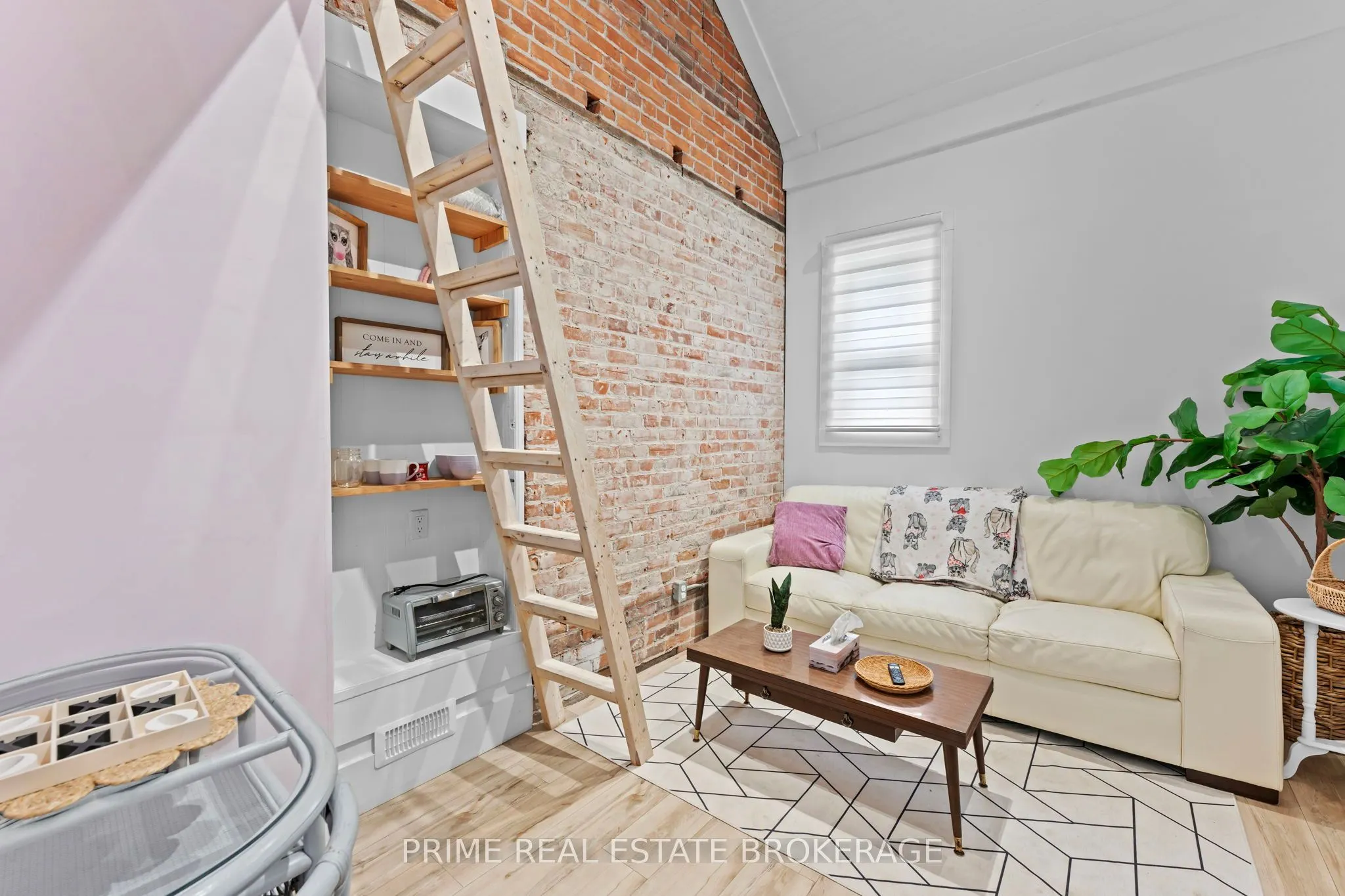 11 Maple Street W