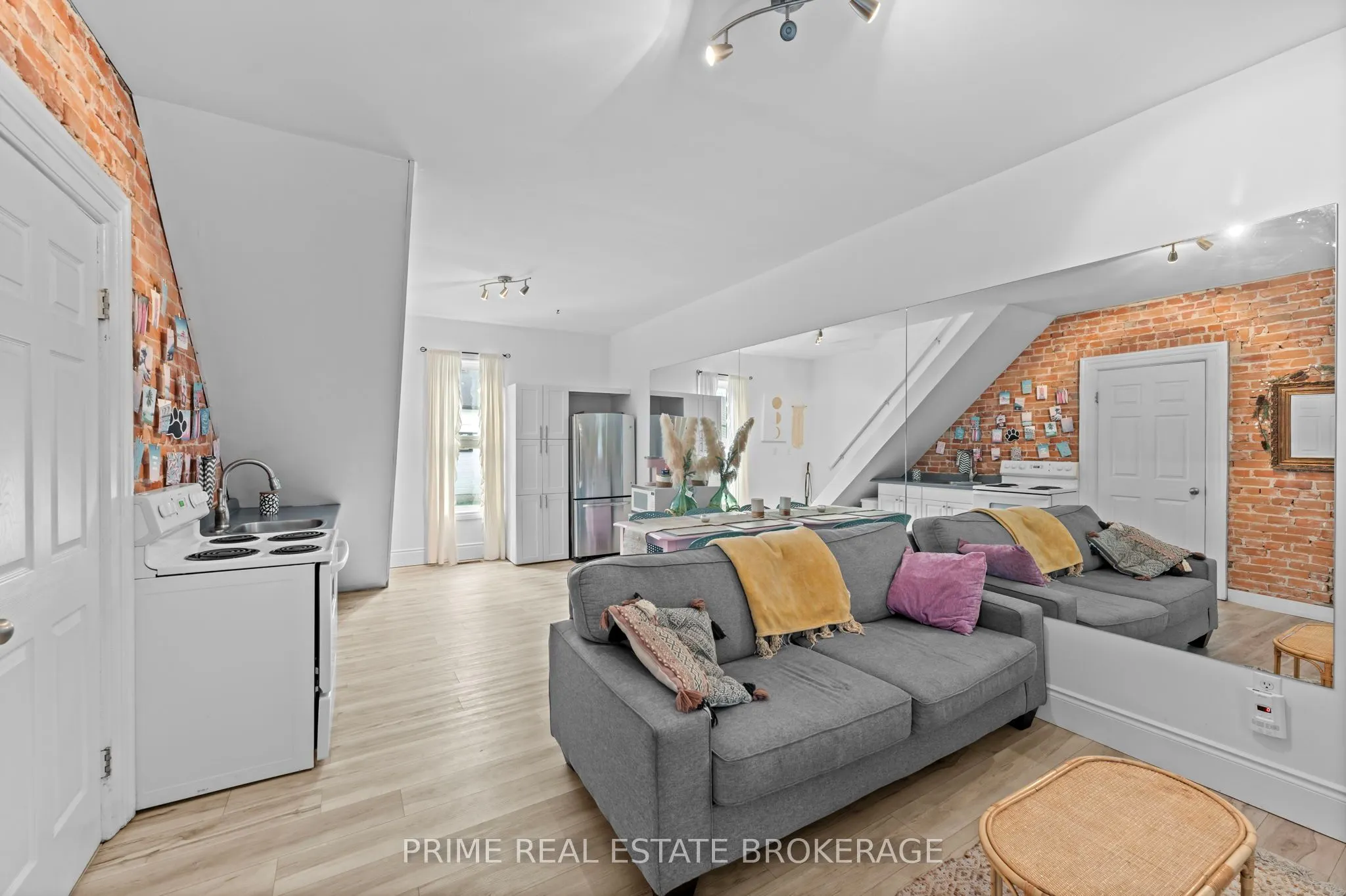 11 Maple Street W