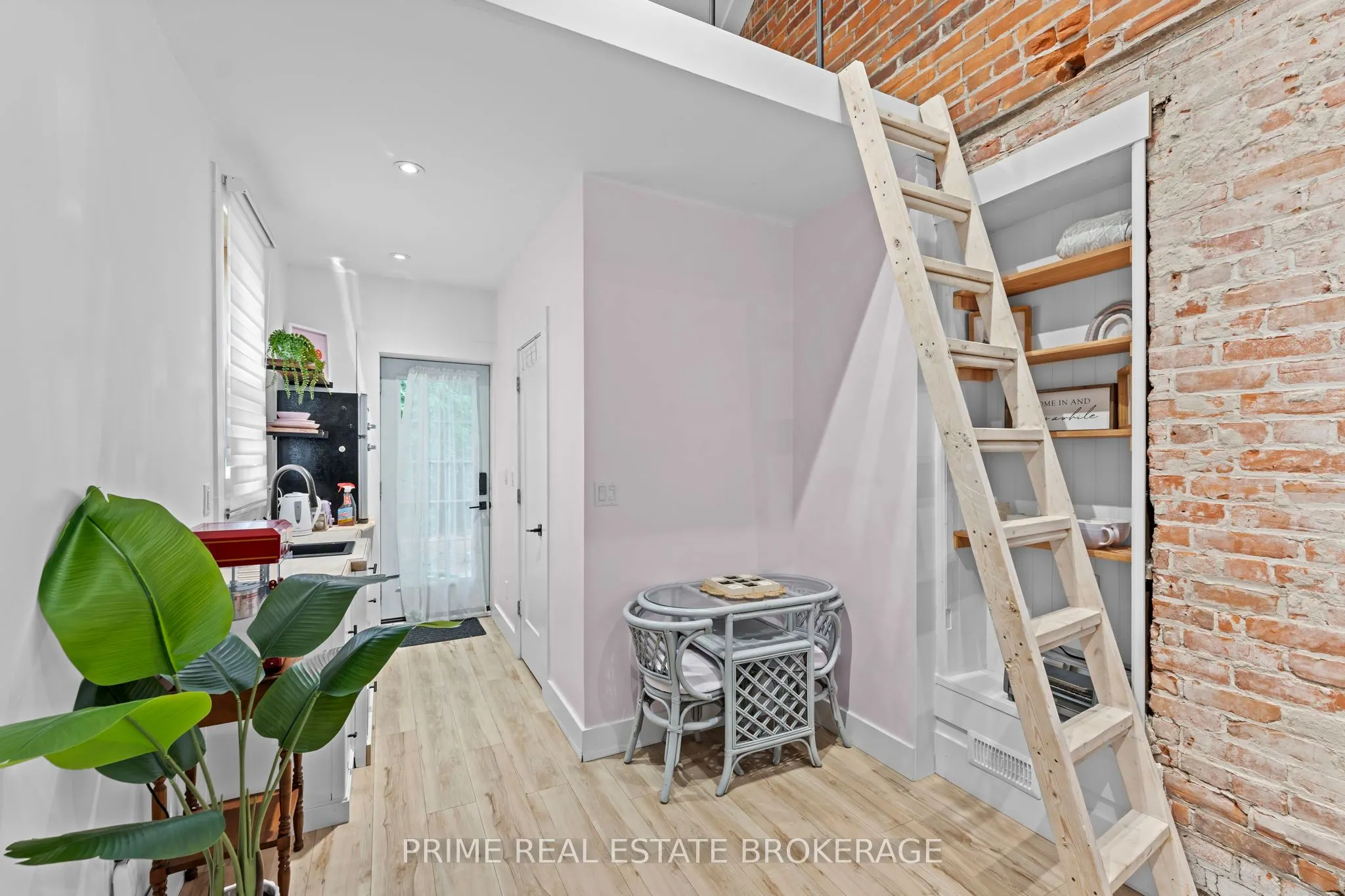 11 Maple Street W