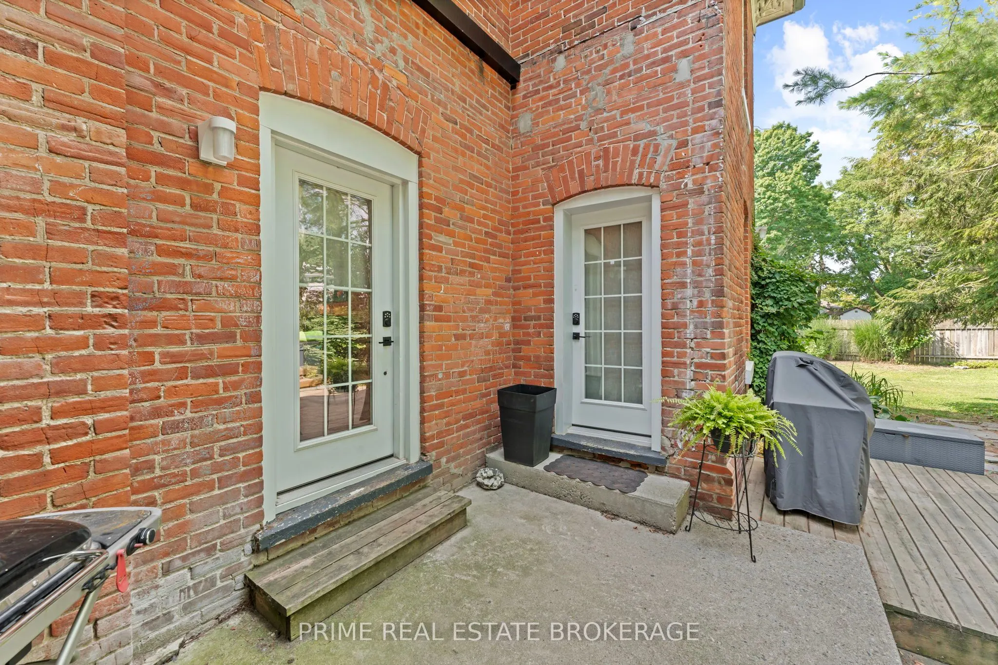 11 Maple Street W