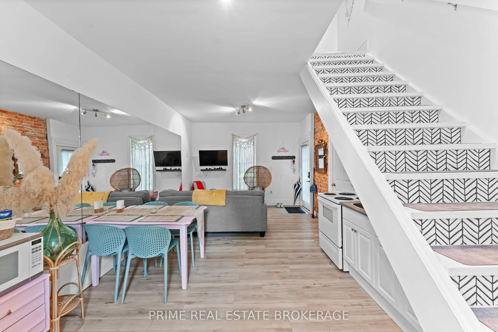 11 Maple Street W