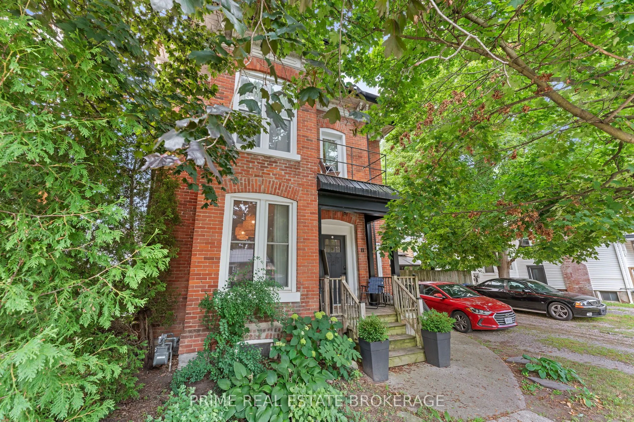 11 Maple Street W