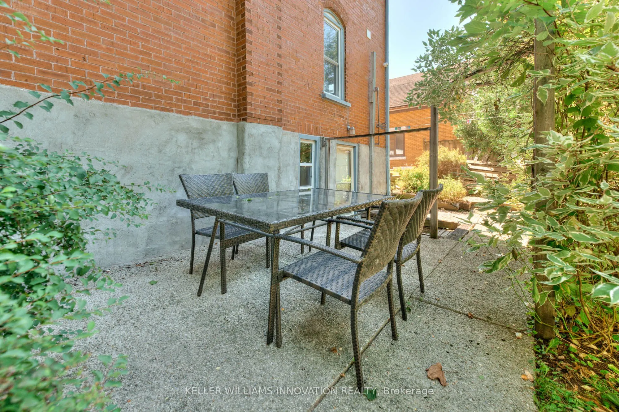 26 Arthur Street N