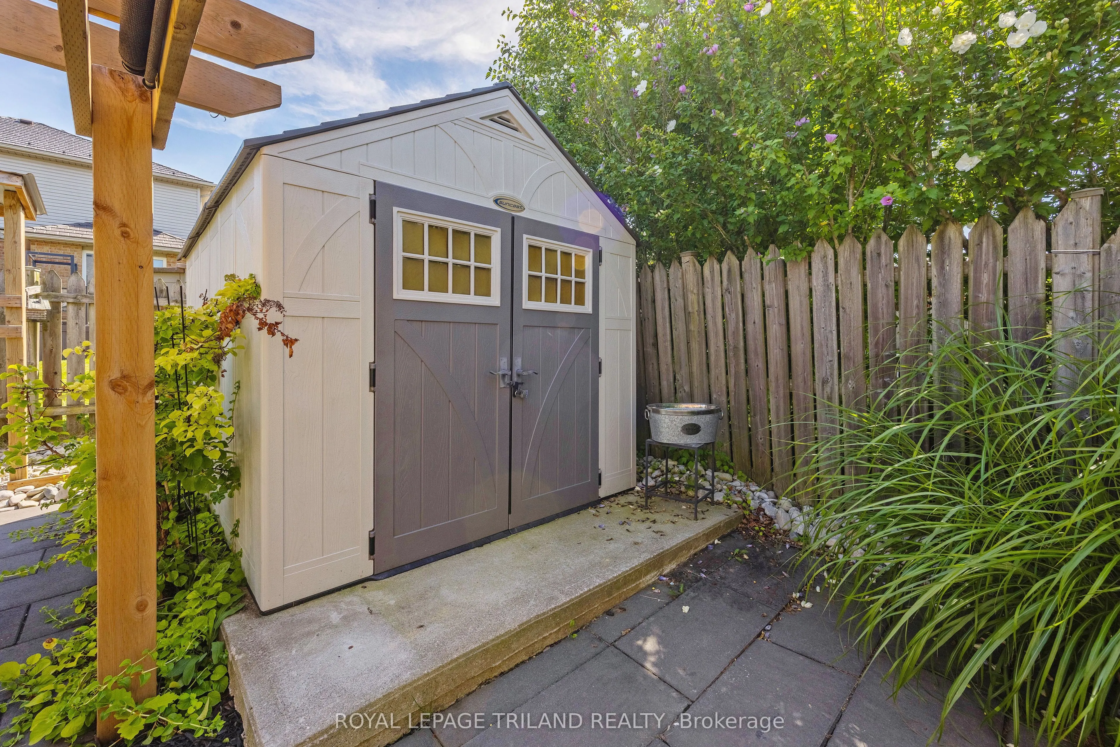 851 Crestview Crescent
