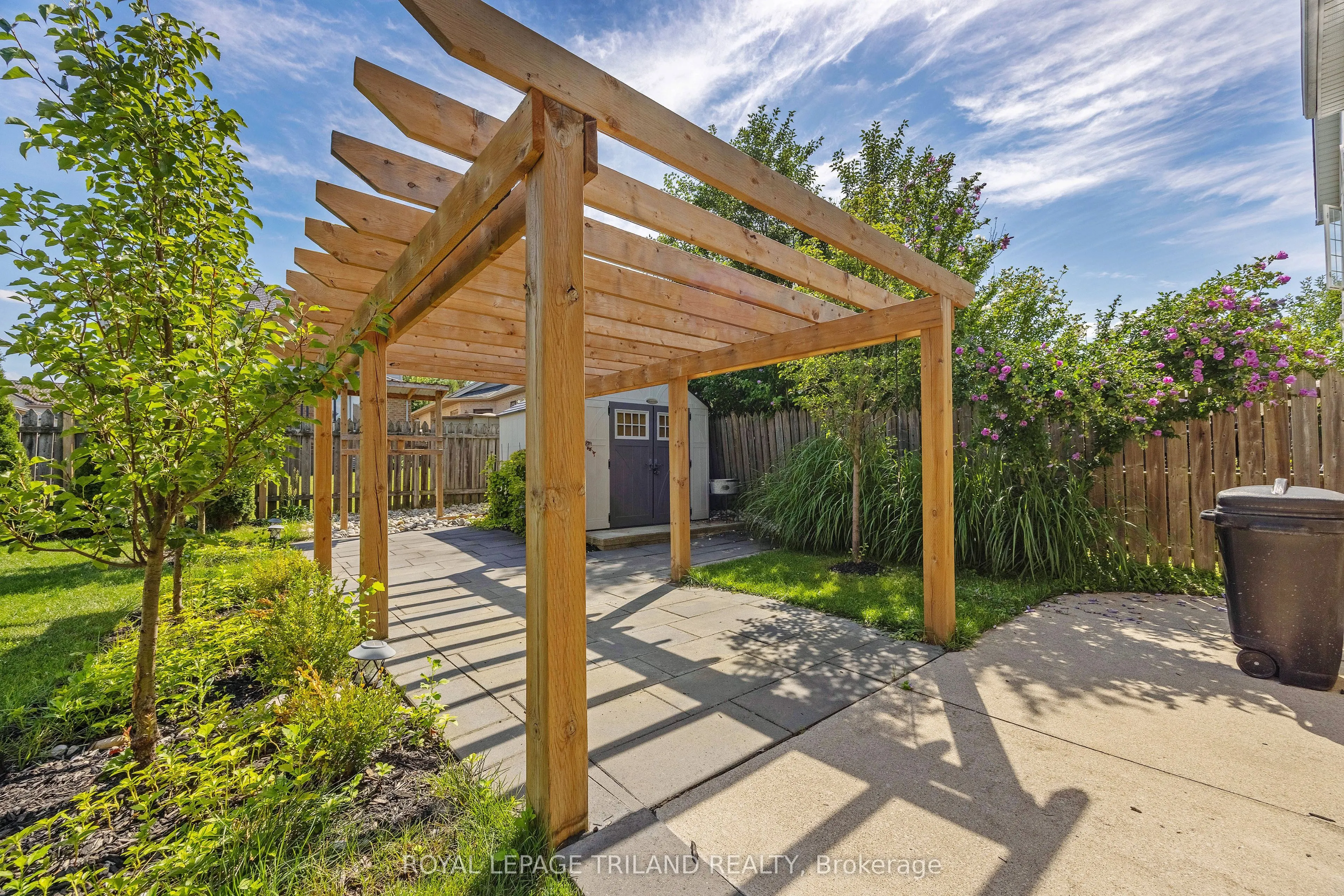 851 Crestview Crescent