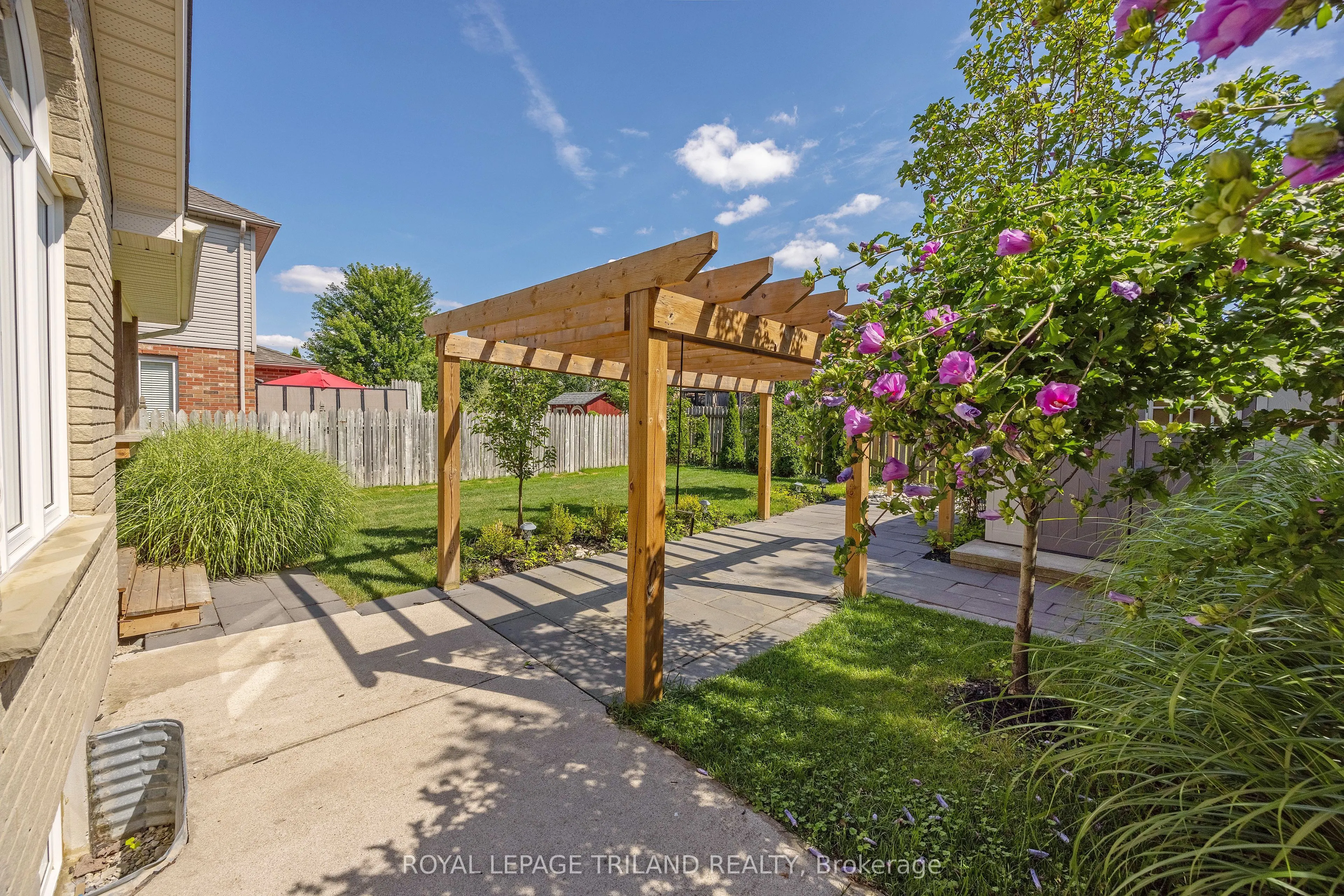 851 Crestview Crescent