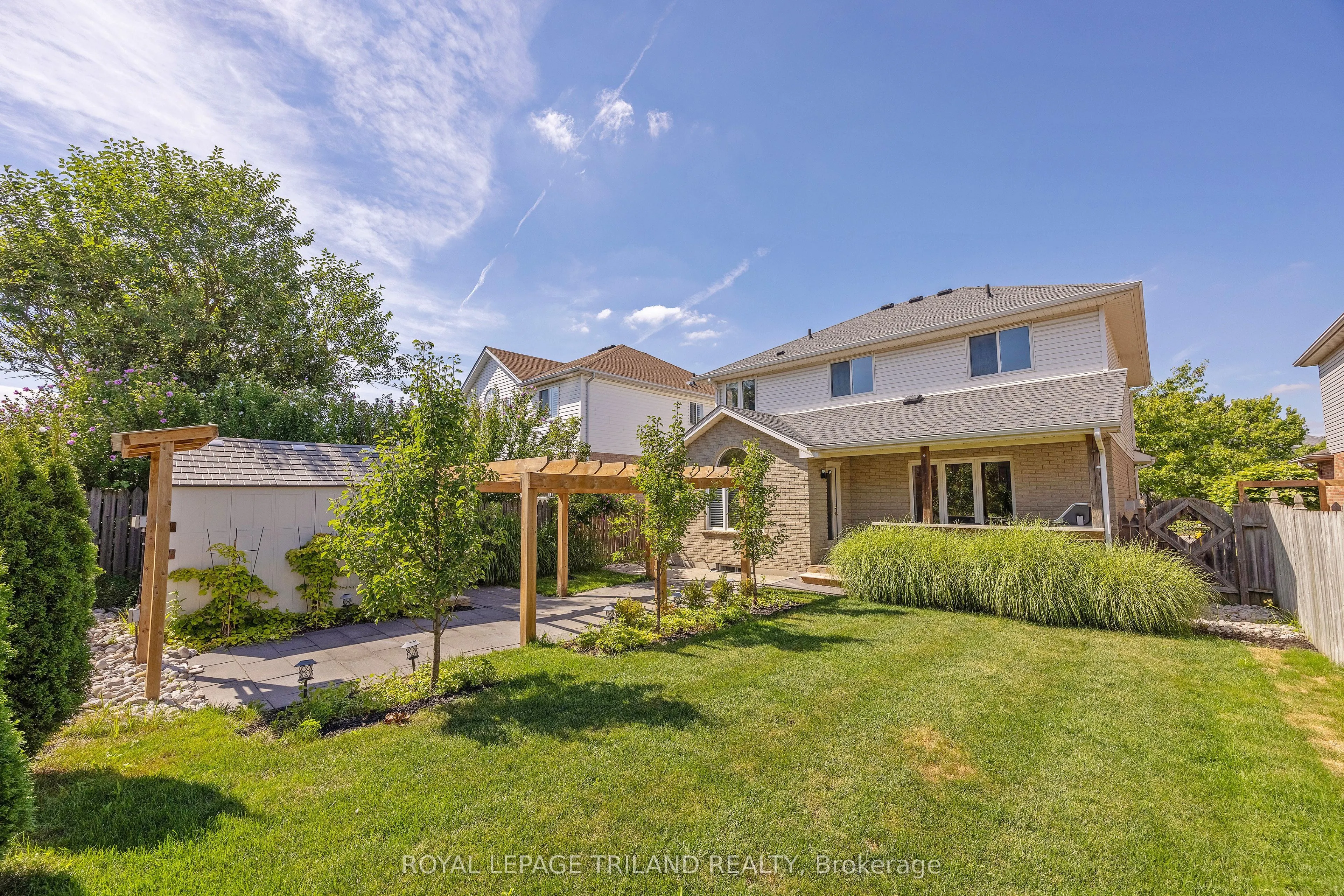 851 Crestview Crescent