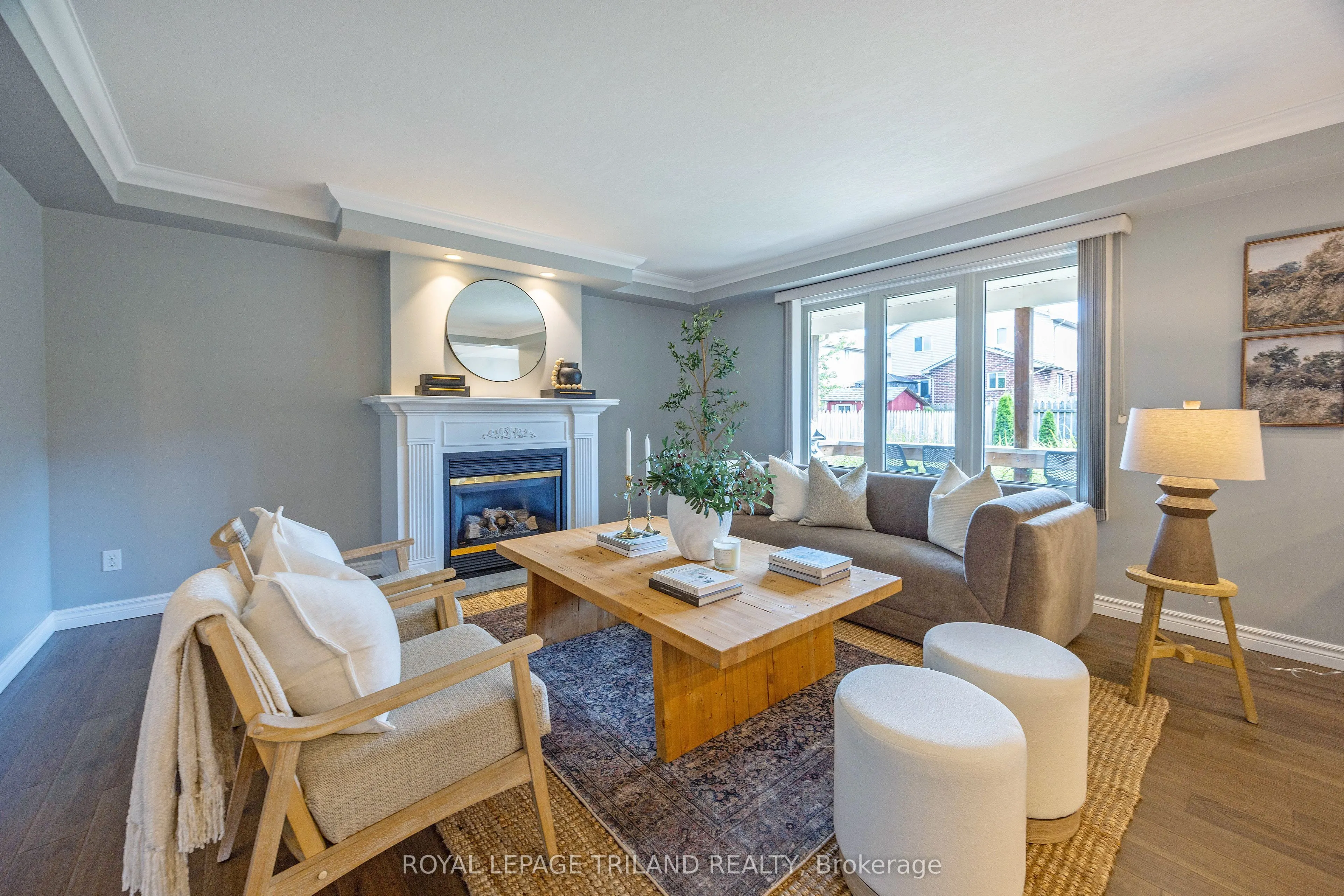 851 Crestview Crescent