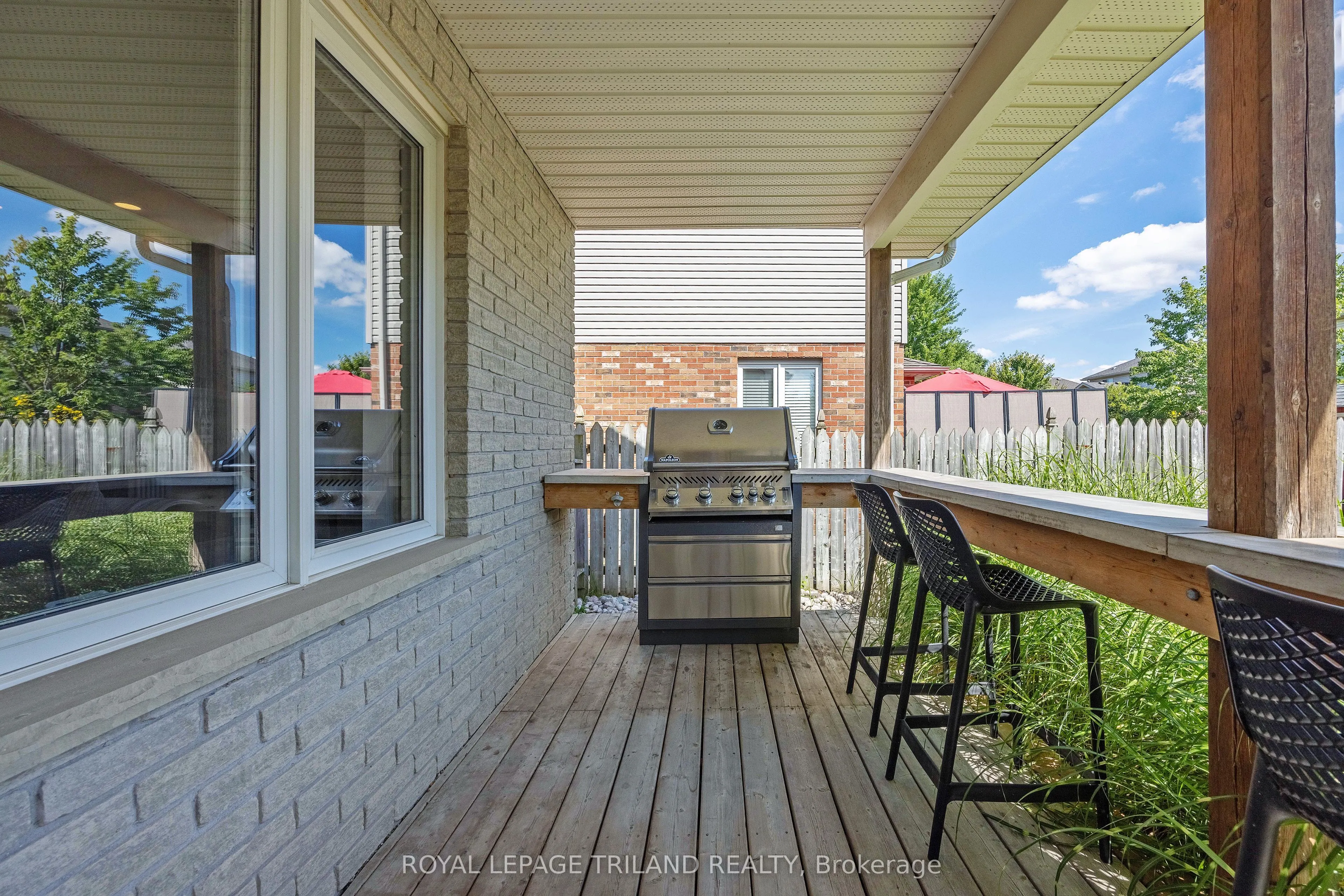 851 Crestview Crescent