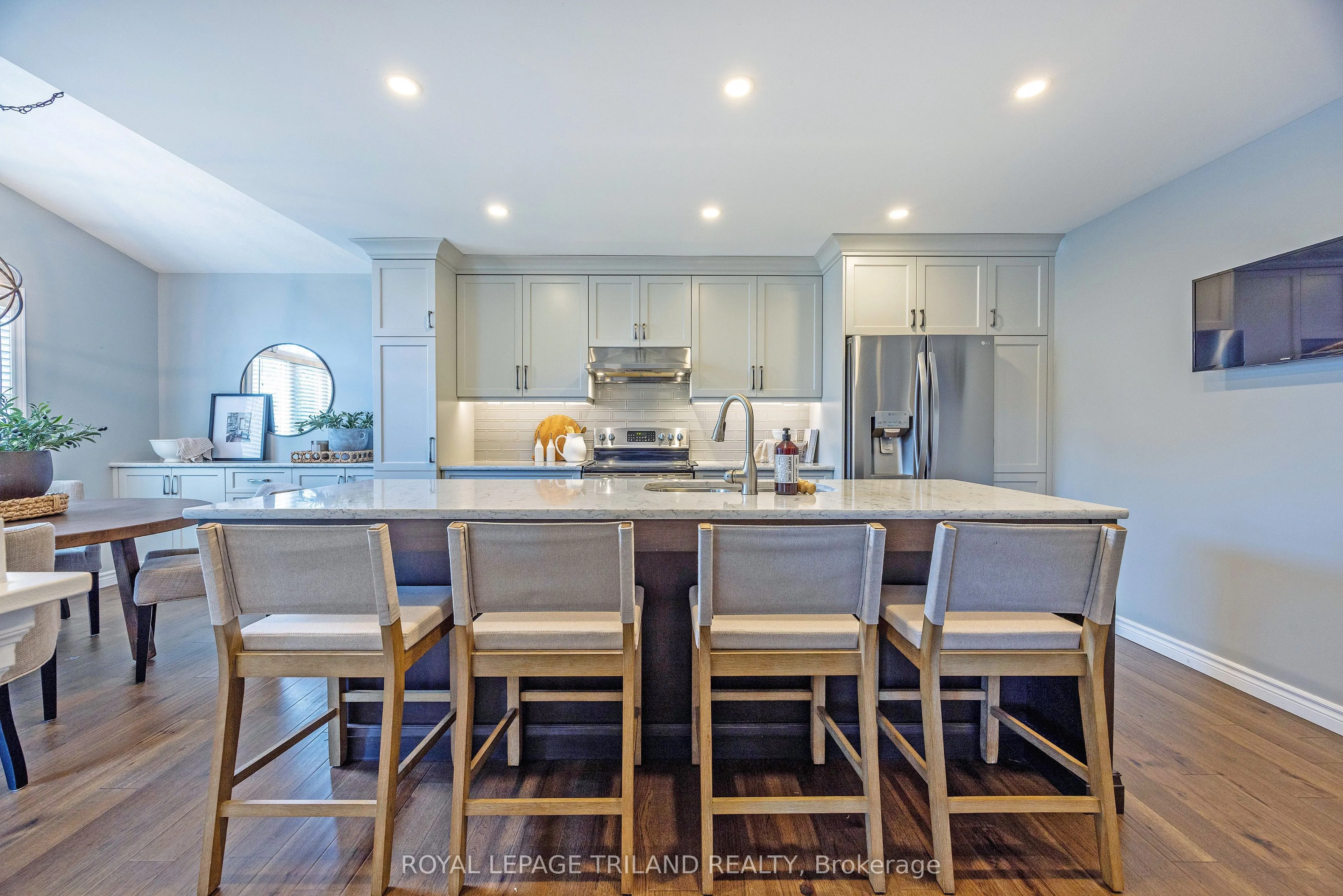 851 Crestview Crescent