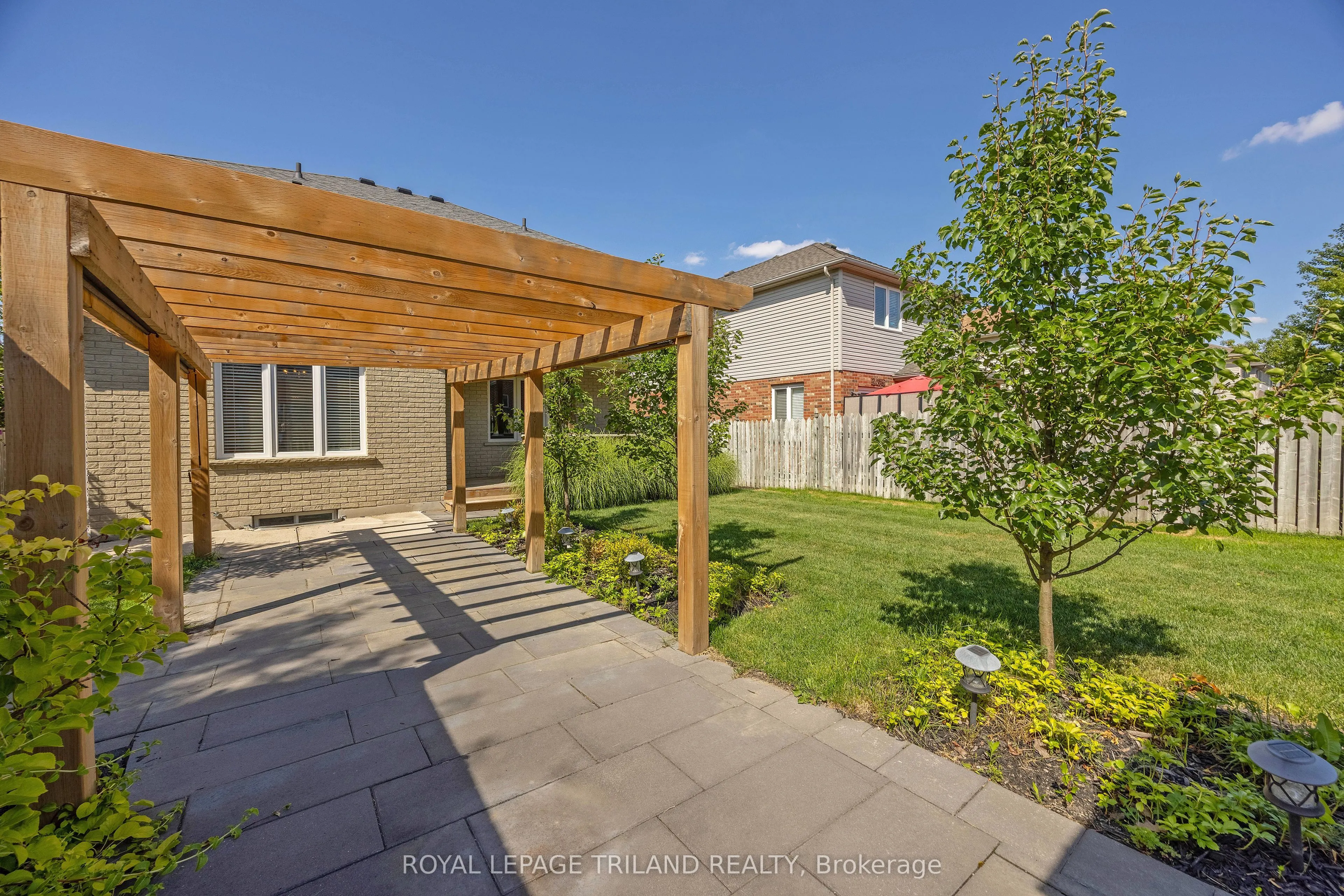 851 Crestview Crescent