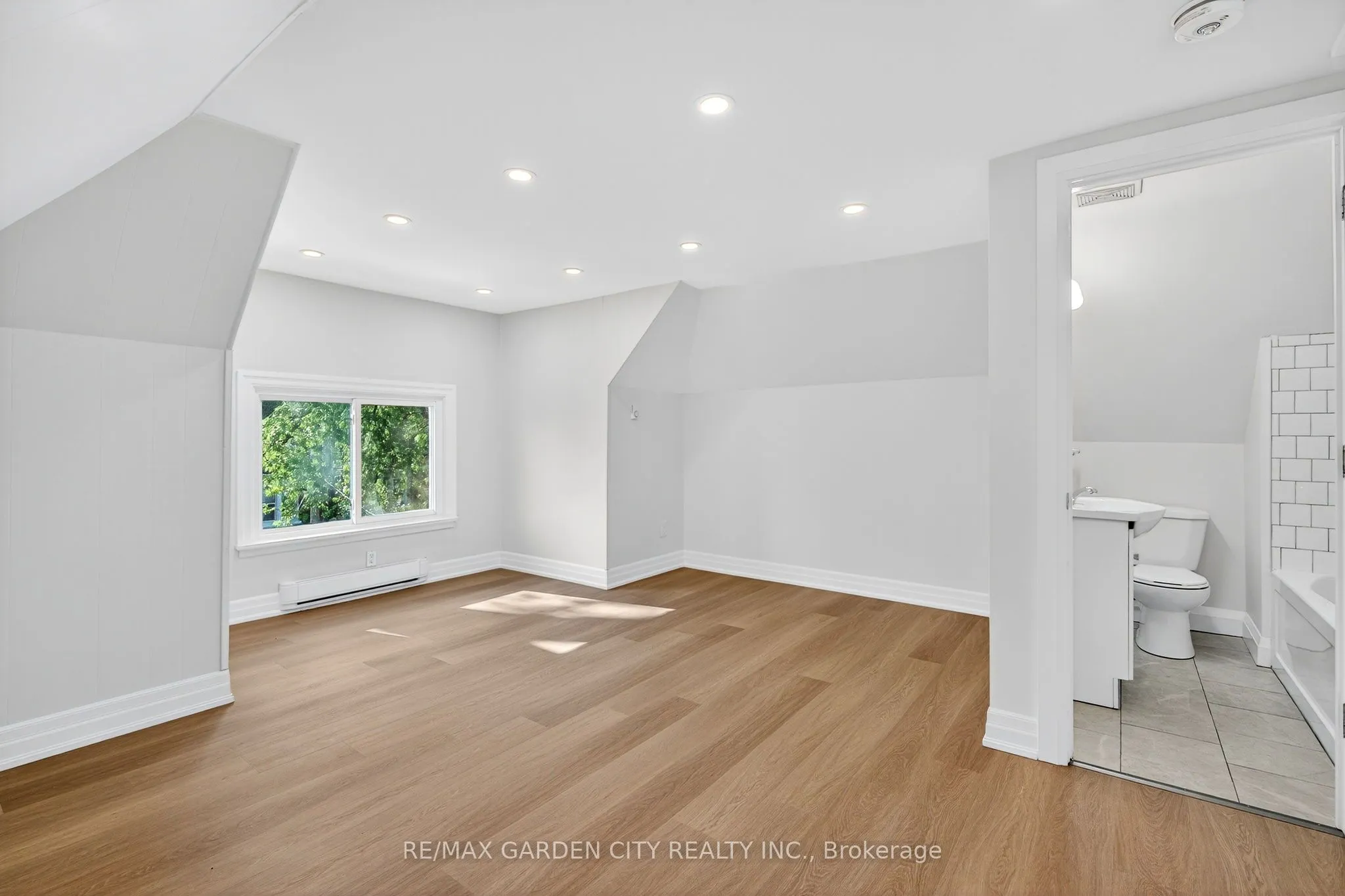 104 Carrick Avenue, #Upper