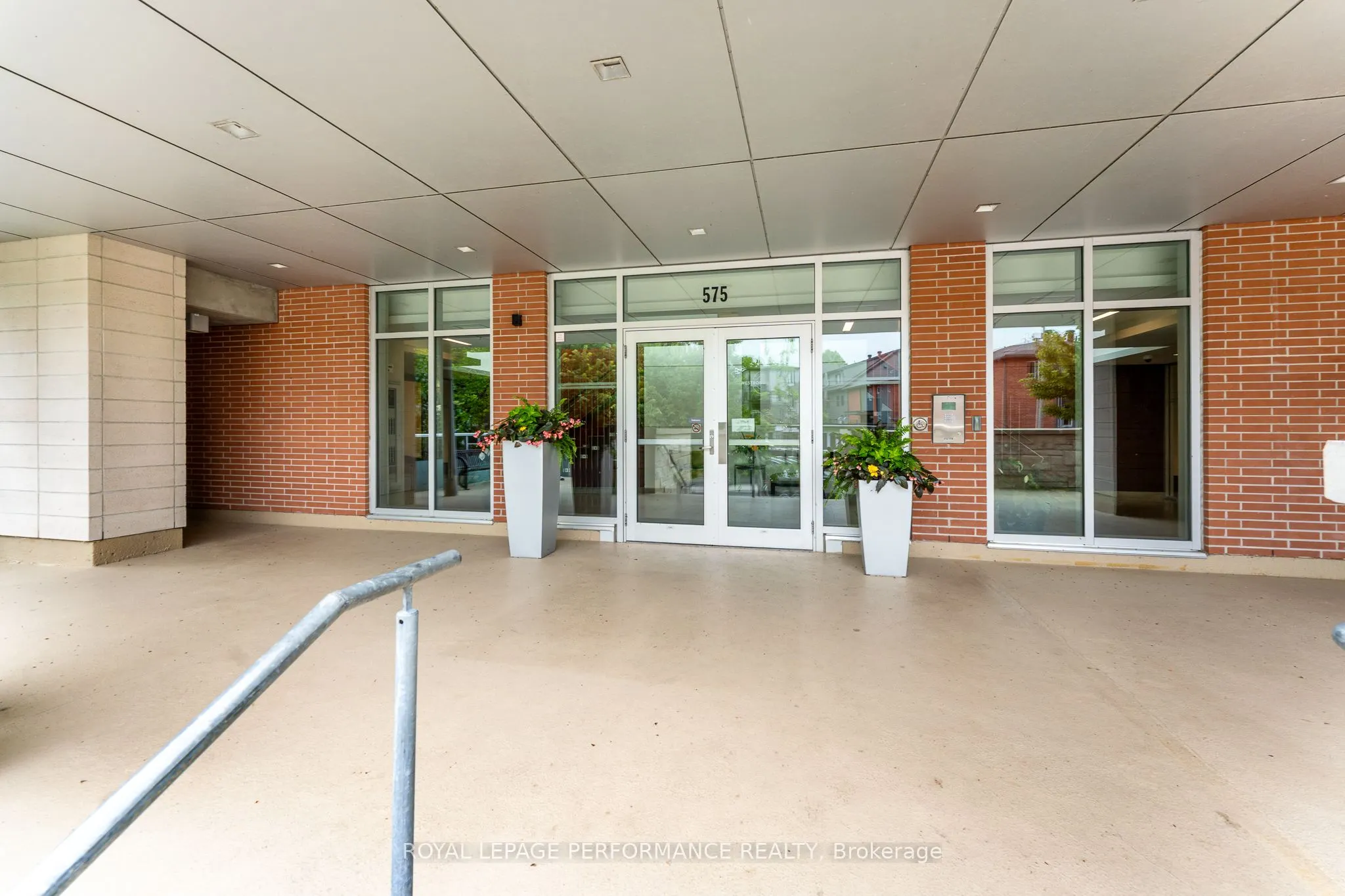 575 Byron Avenue N, #512