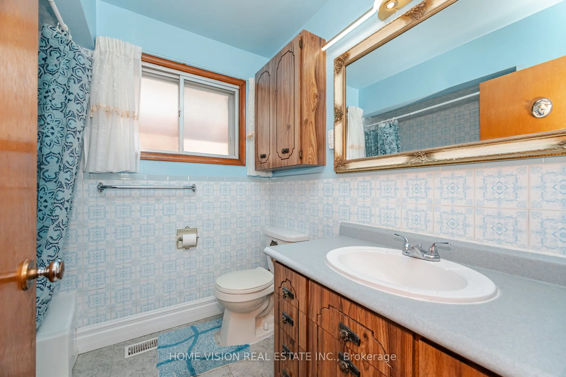 15 Adair Avenue N