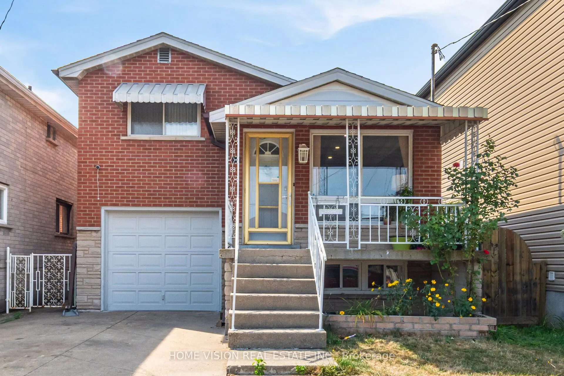 15 Adair Avenue N