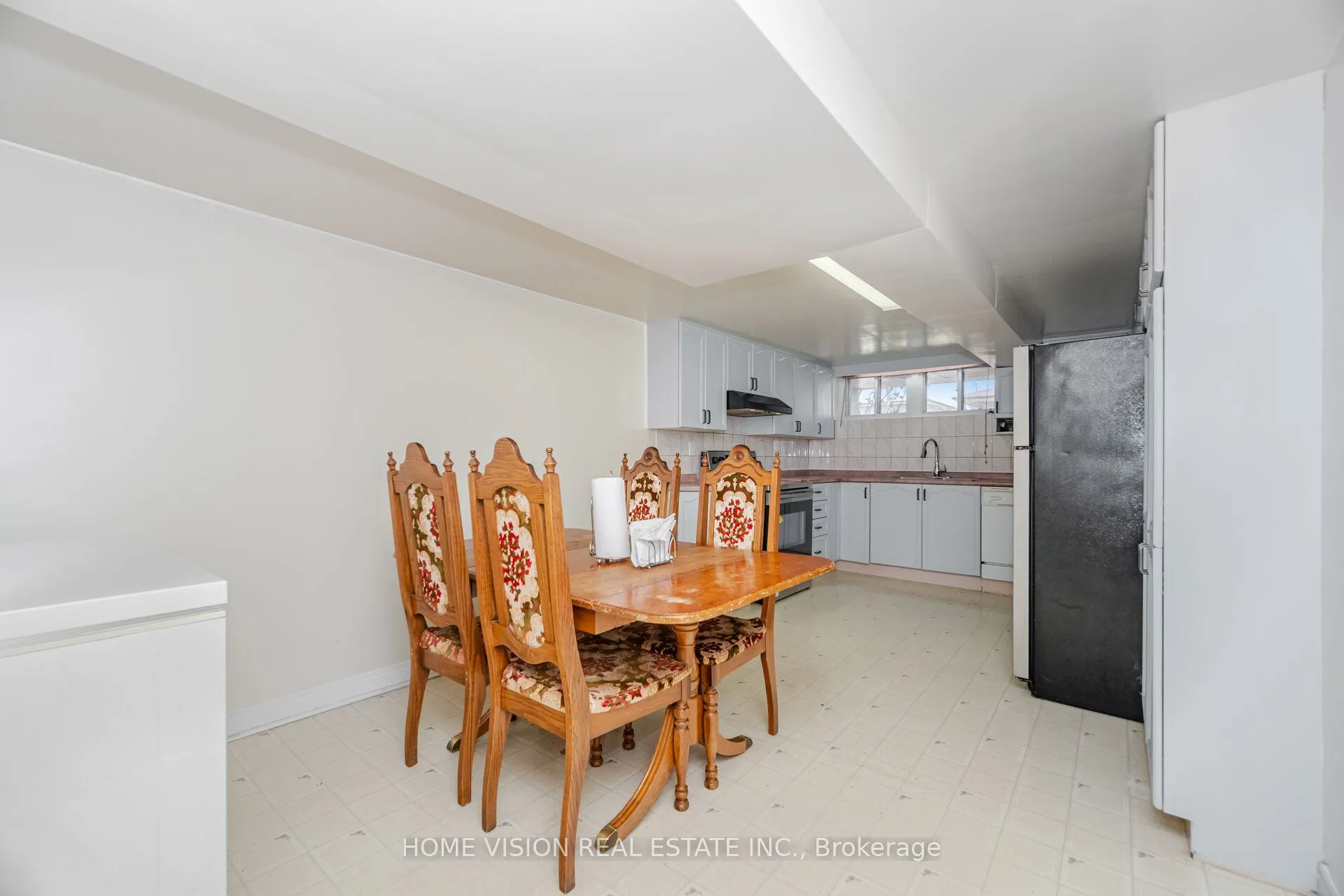 15 Adair Avenue N