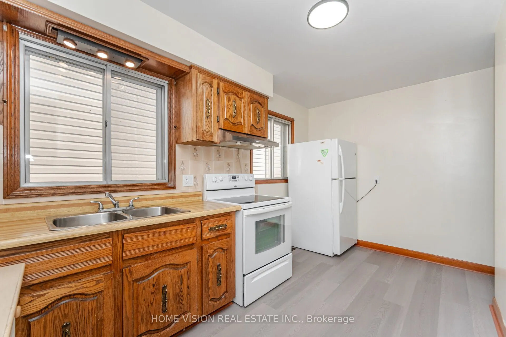 15 Adair Avenue N