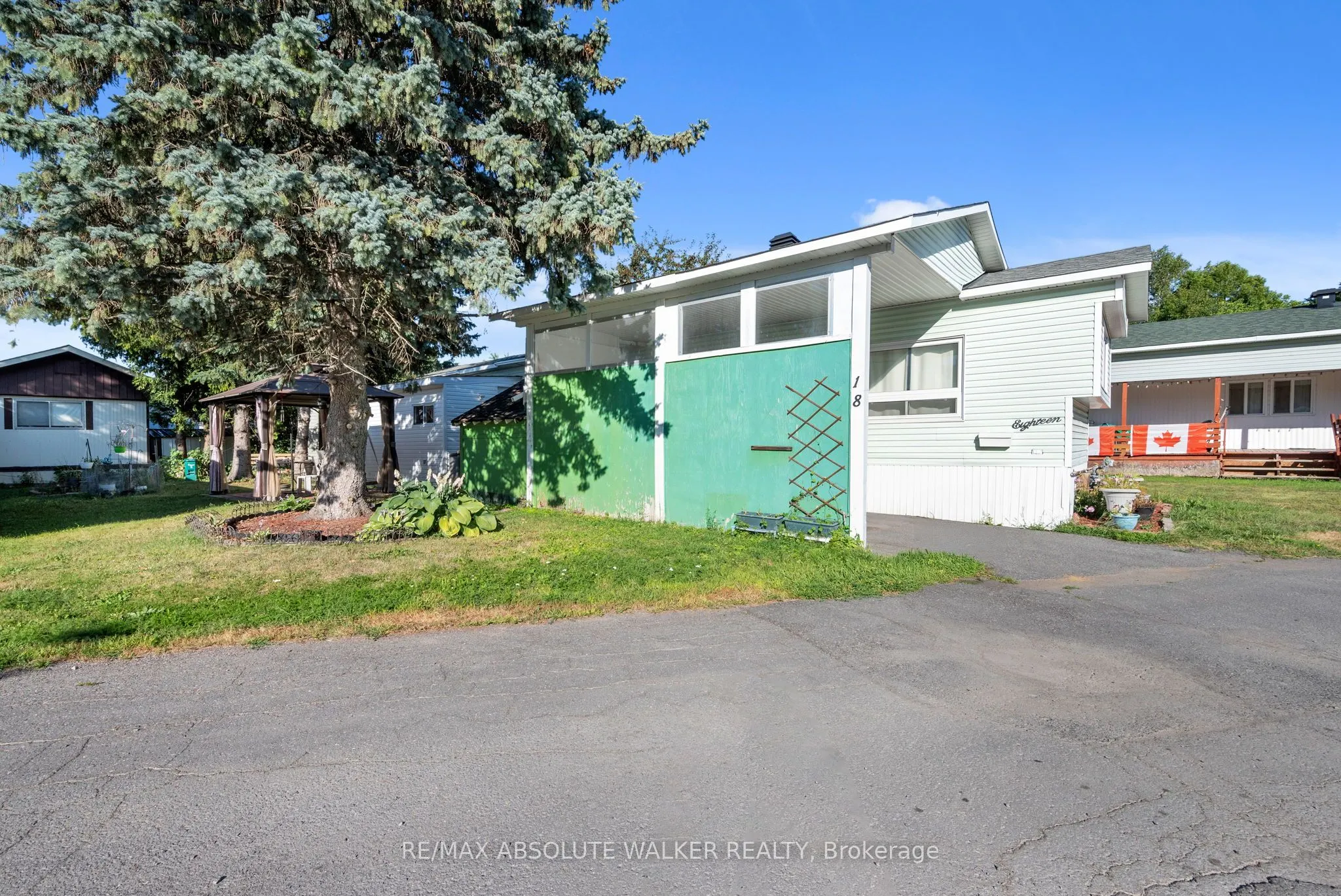 18 Tracy Avenue E