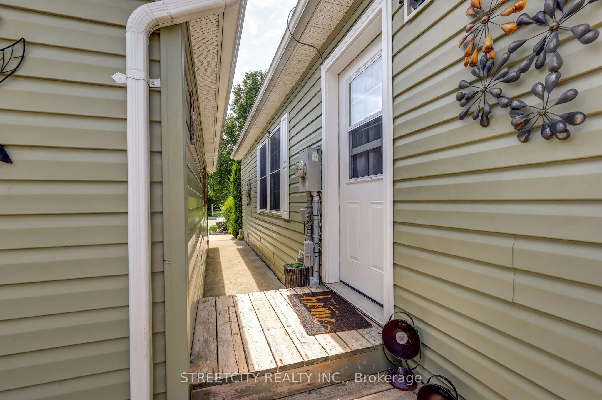 481 Richard Crescent