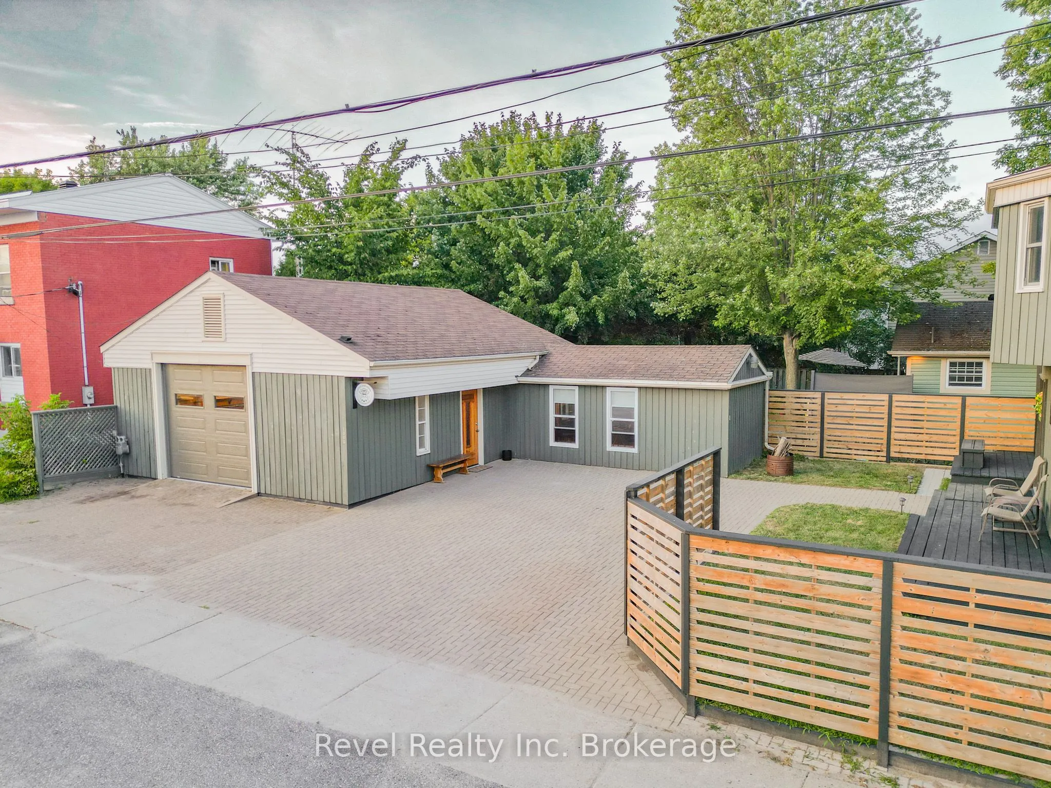 1006 FRASER Street