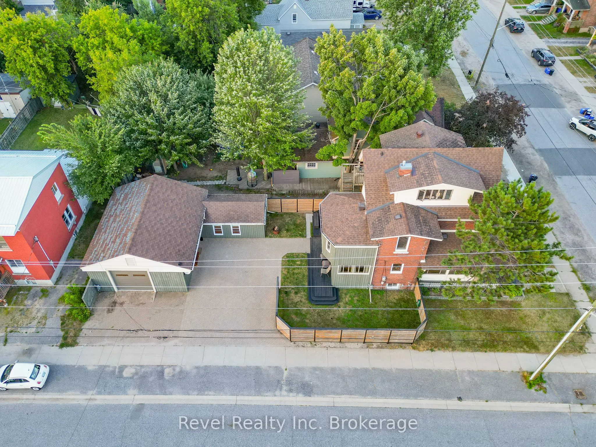 1006 FRASER Street