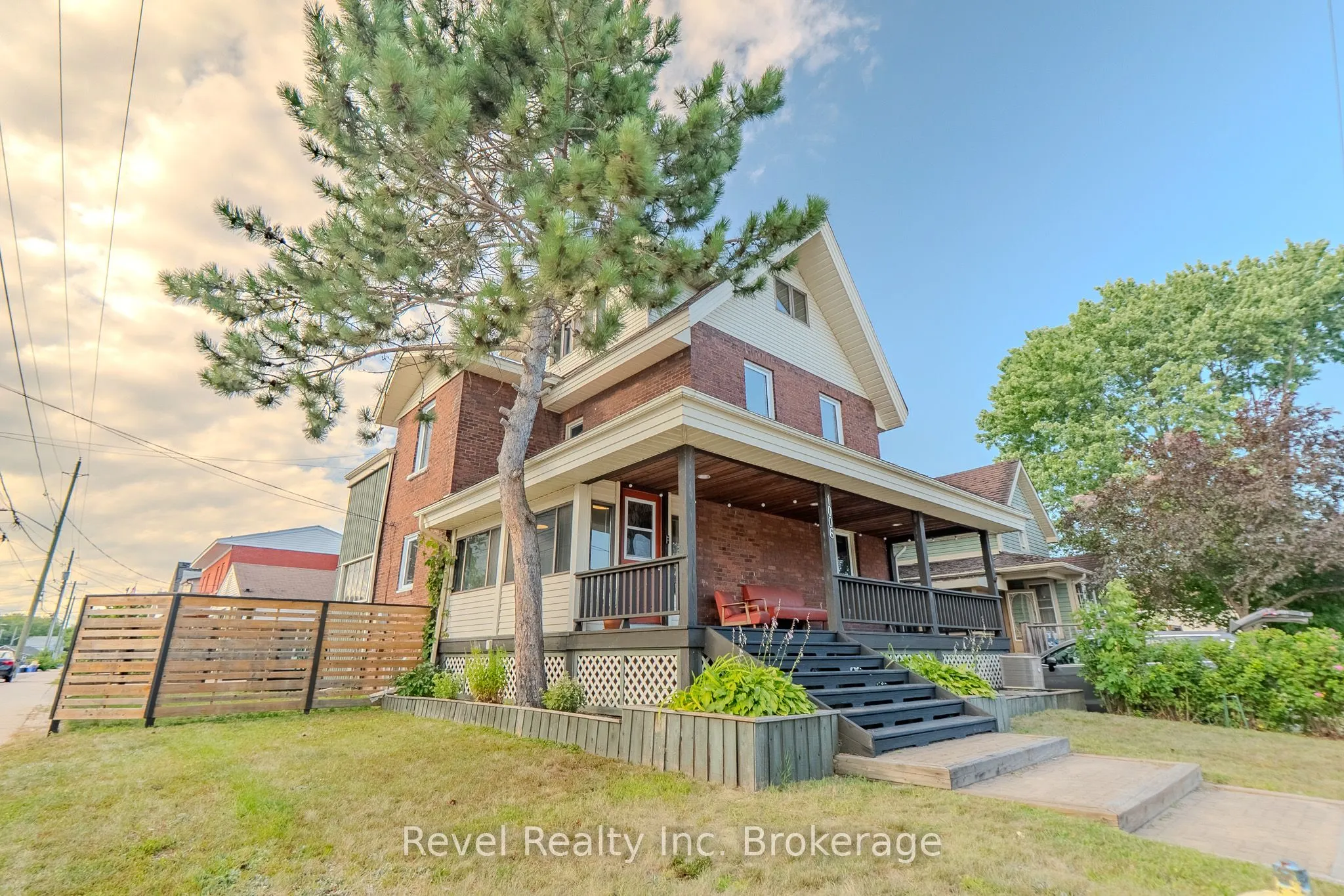 1006 FRASER Street