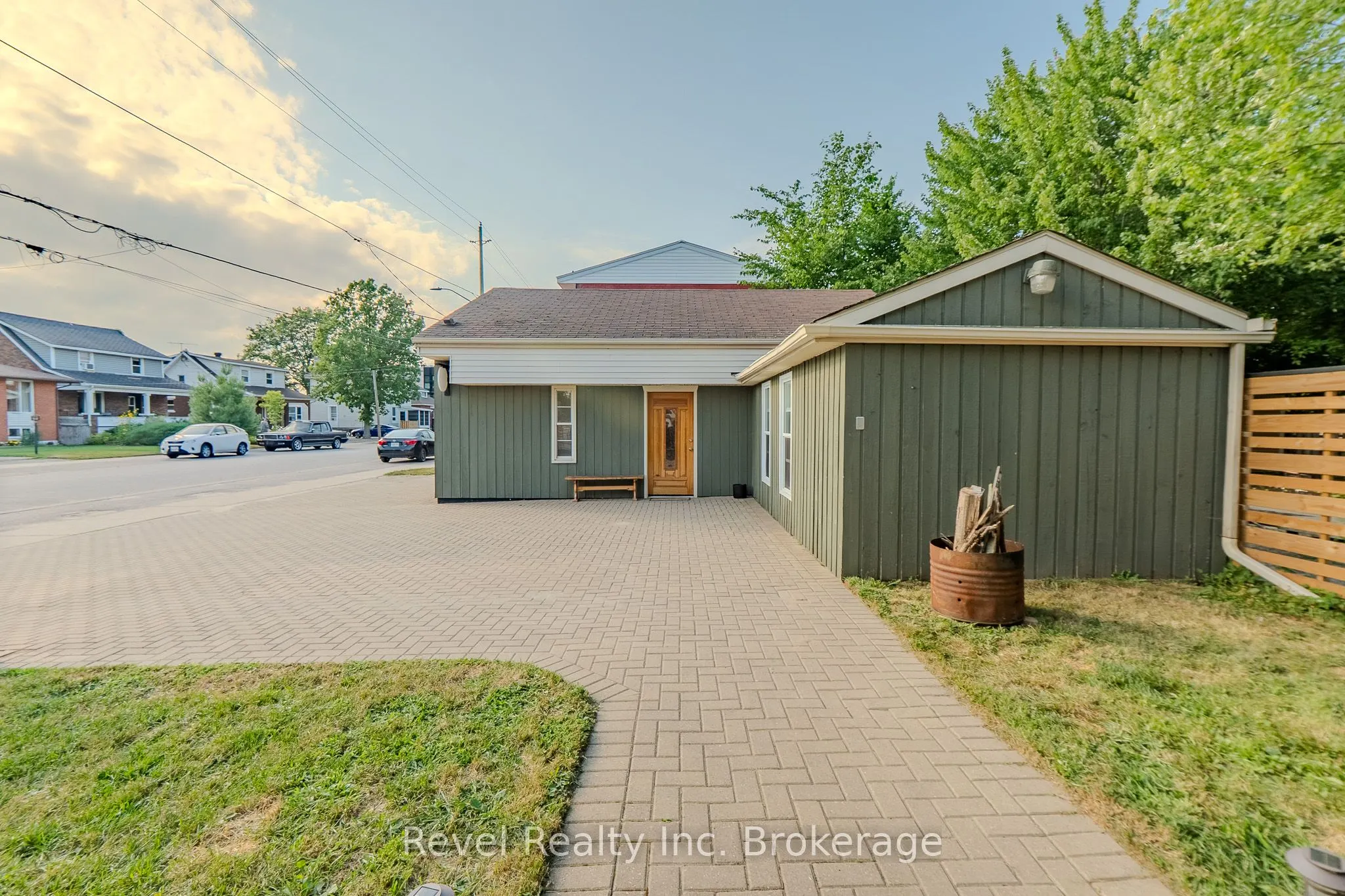 1006 FRASER Street