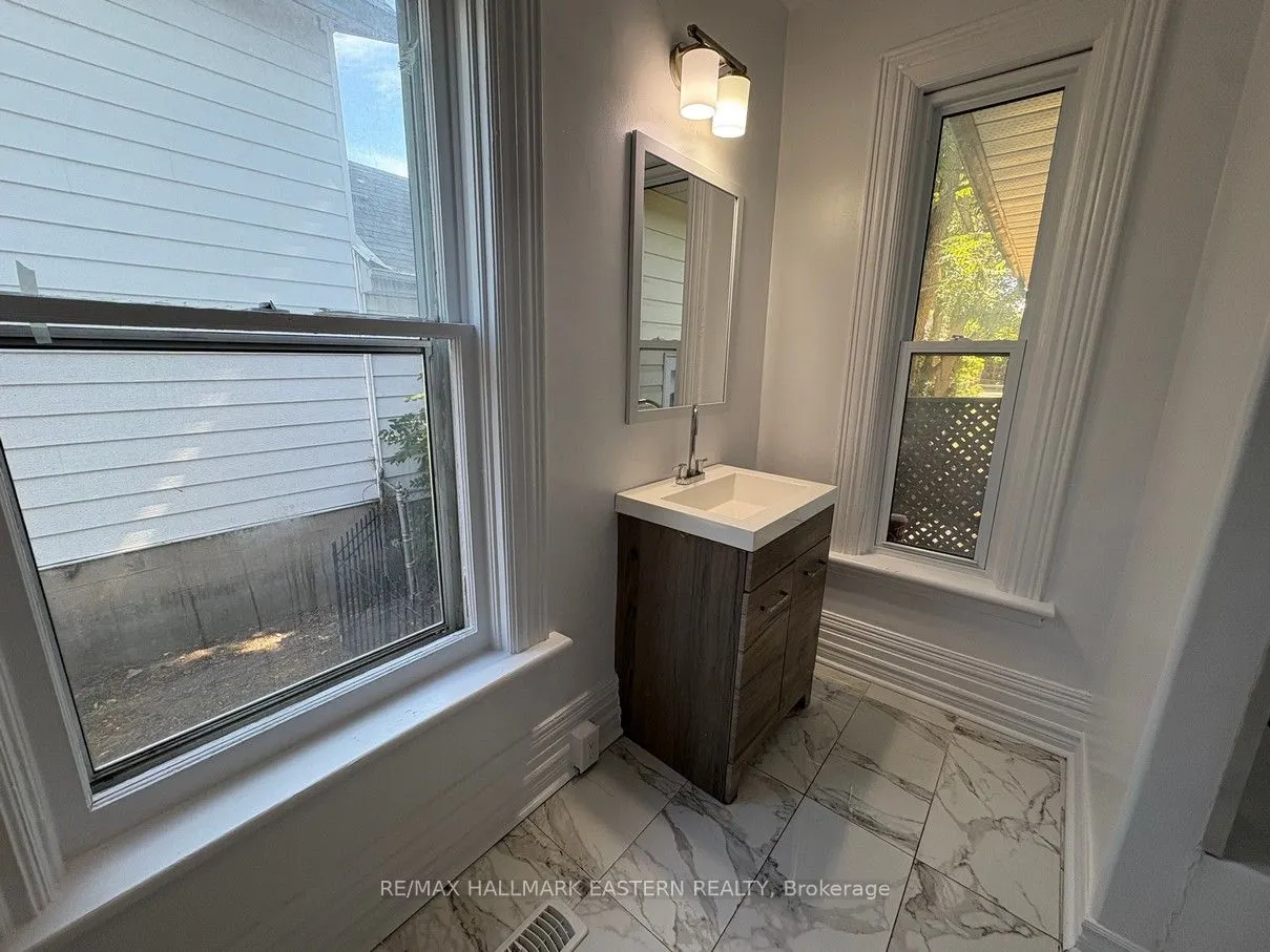 581 Paterson Street, ##1