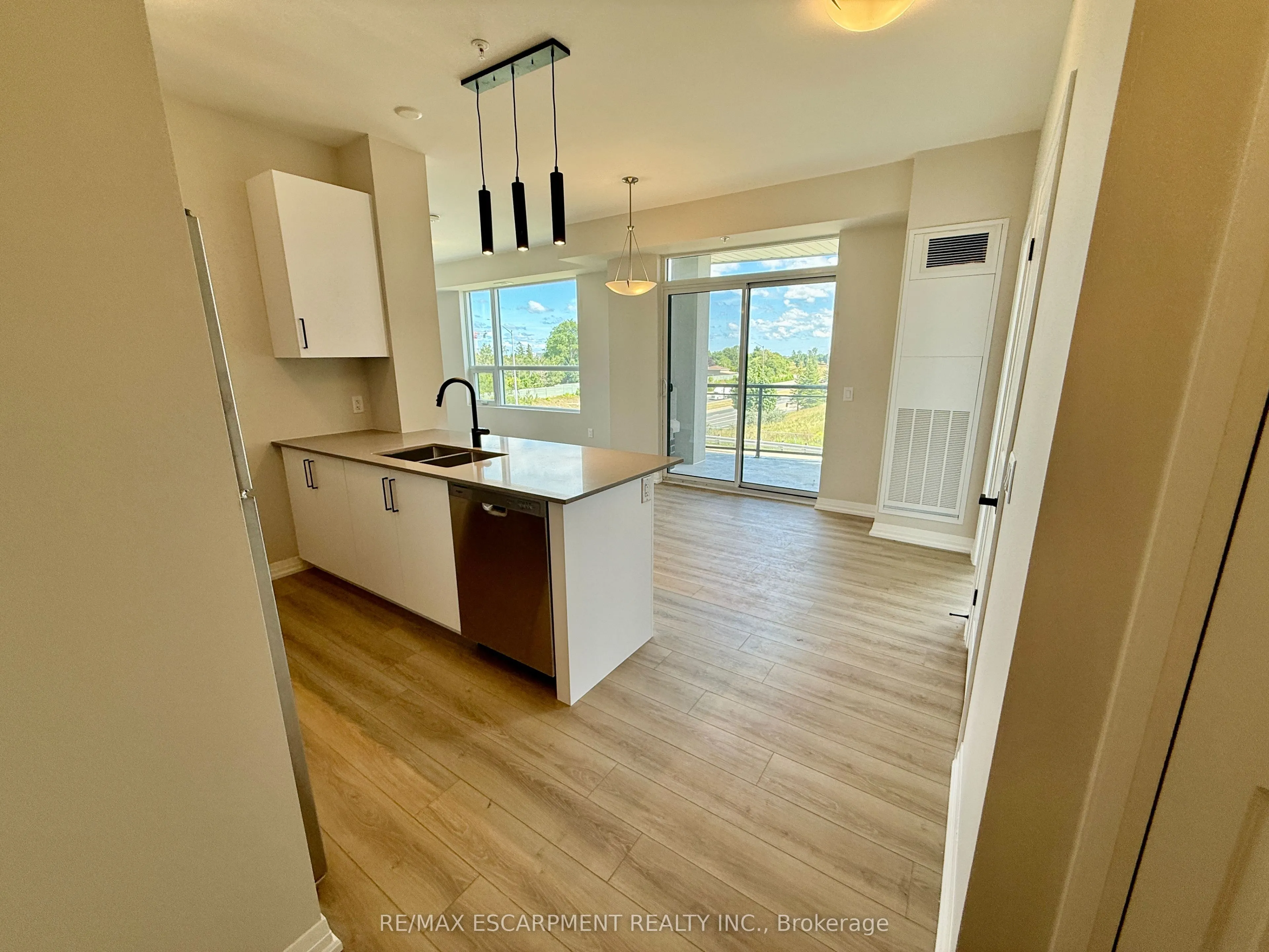 120 Springvalley Crescent, #102