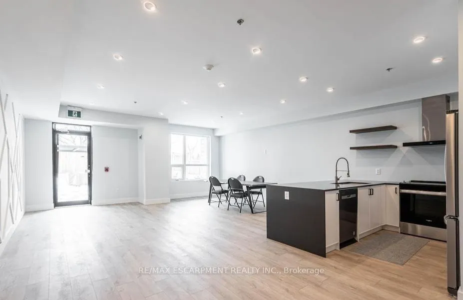 120 Springvalley Crescent, #102