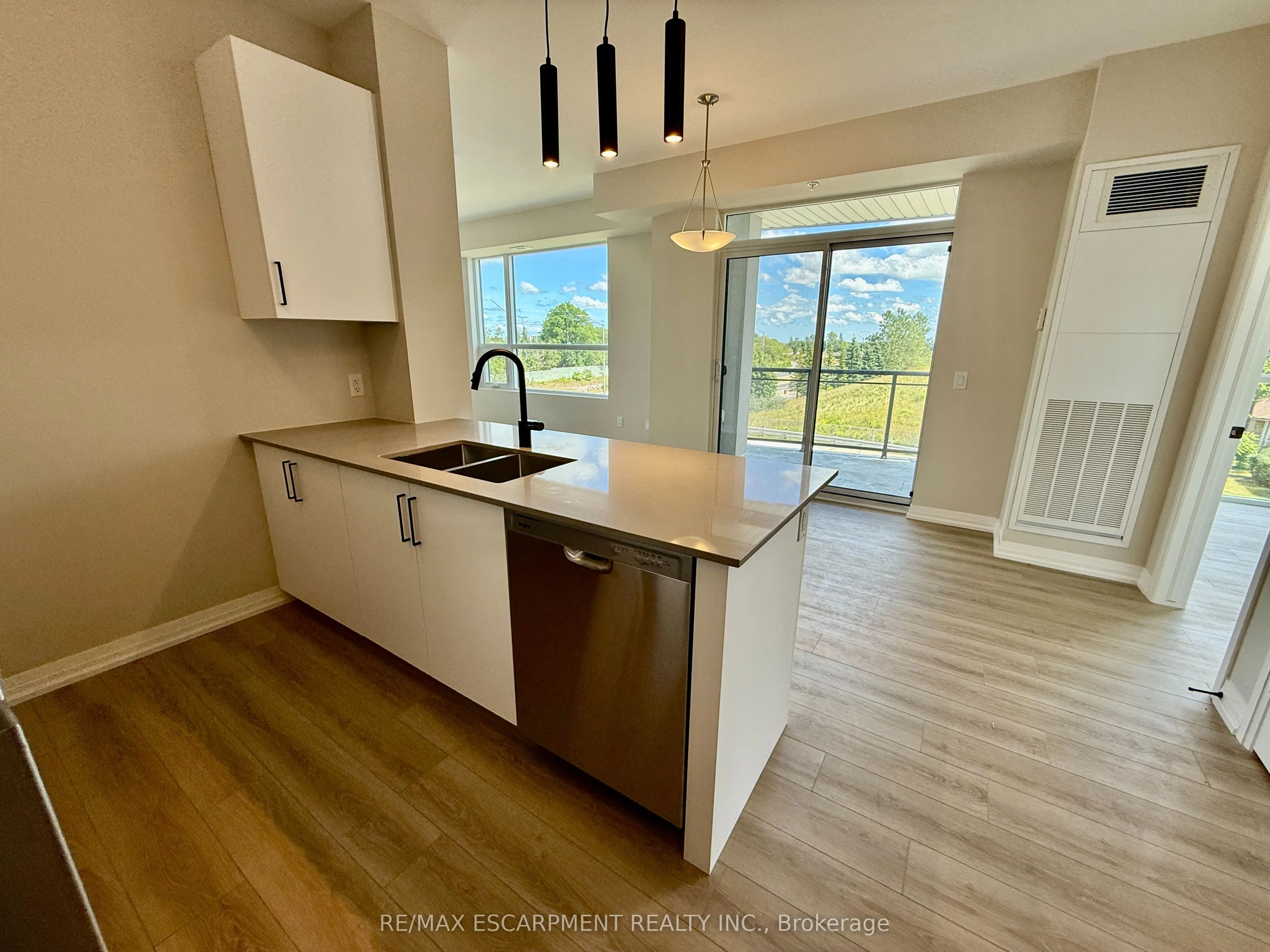 120 Springvalley Crescent, #102