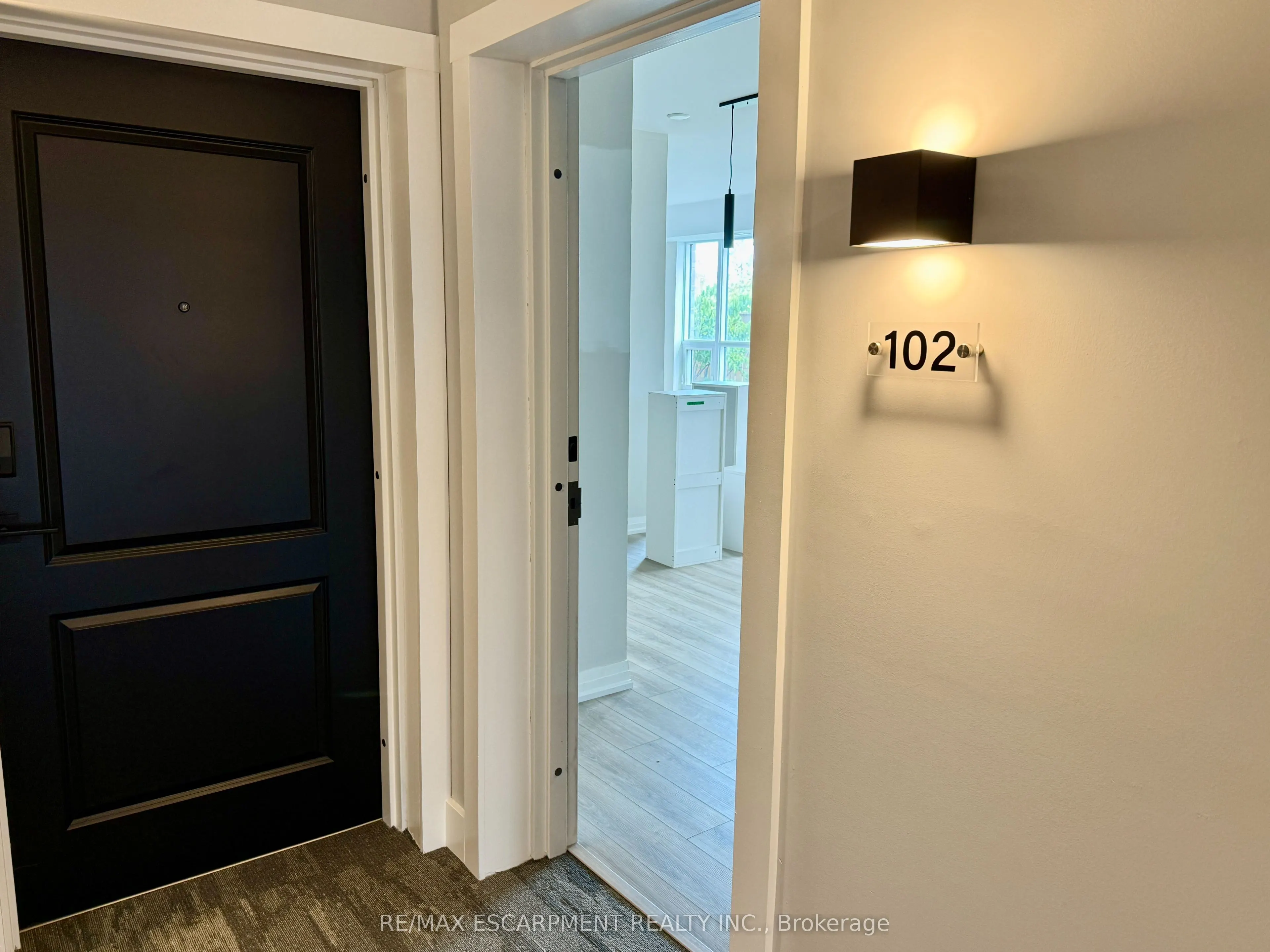 120 Springvalley Crescent, #102