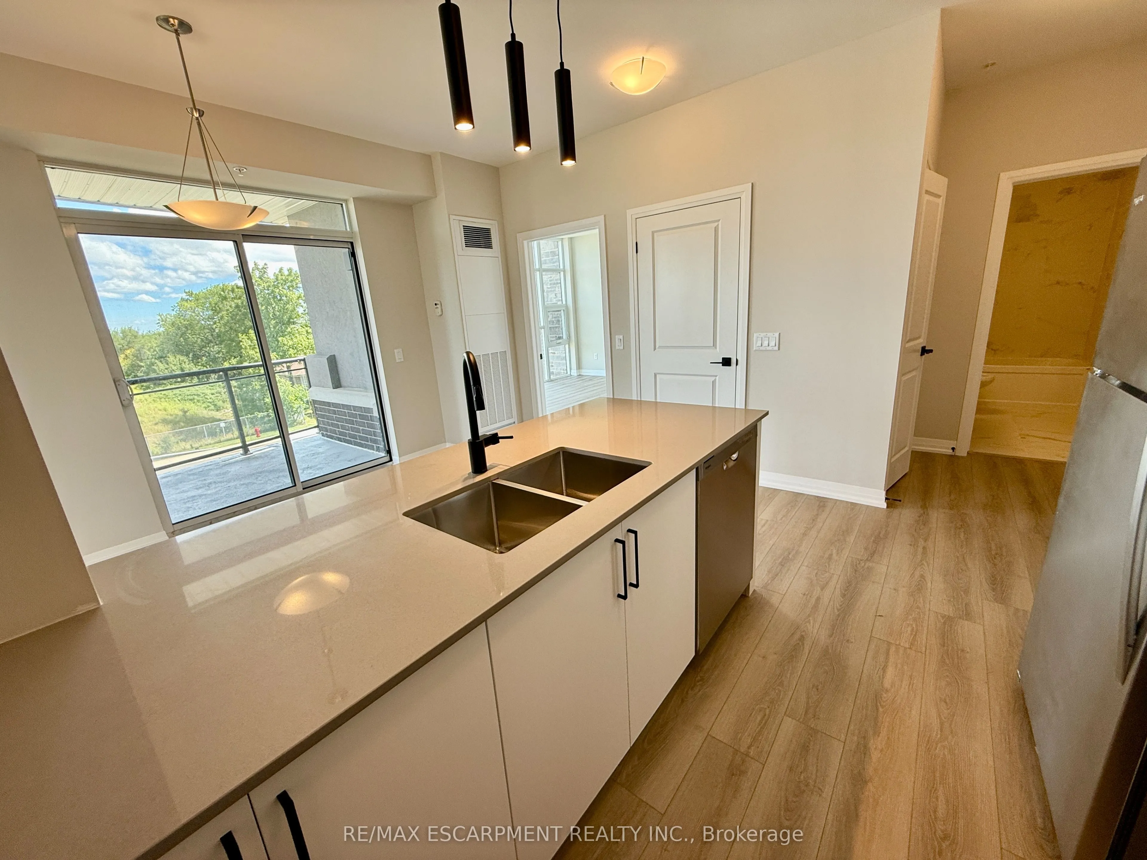 120 Springvalley Crescent, #102